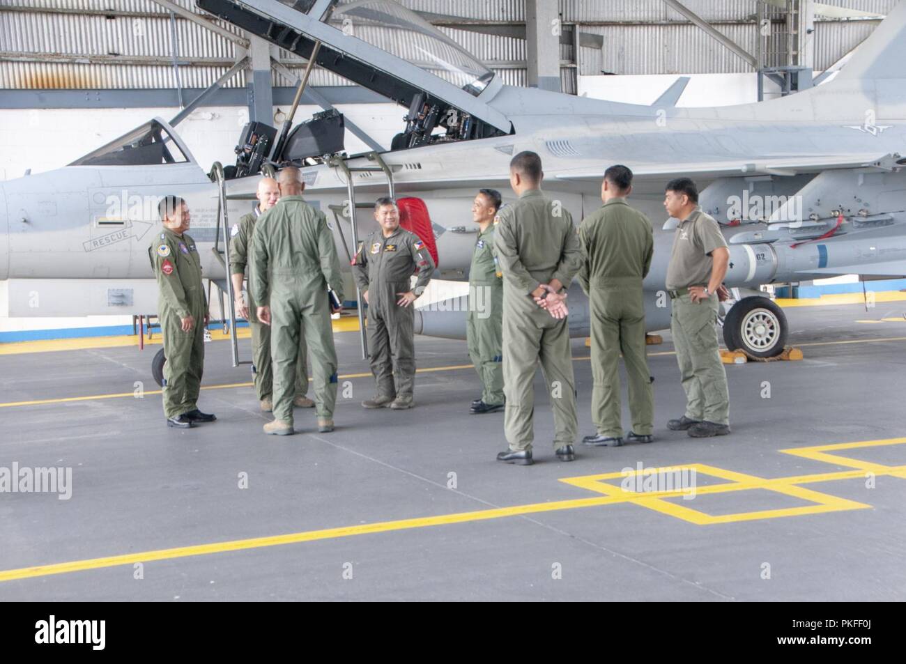 Philippine Air Force funzionari dare un tour del PAF FA-50 degli aerei da caccia e strutture il Agosto 9, 2018 Clark Air Force Base, Filippine. Il tour è stato parte di un esperto in materia di scambio tra la Philippine Air Force e le Hawaii Air National Guard come parte di una Guardia nazionale dello Stato del programma di partenariato impegno. Foto Stock