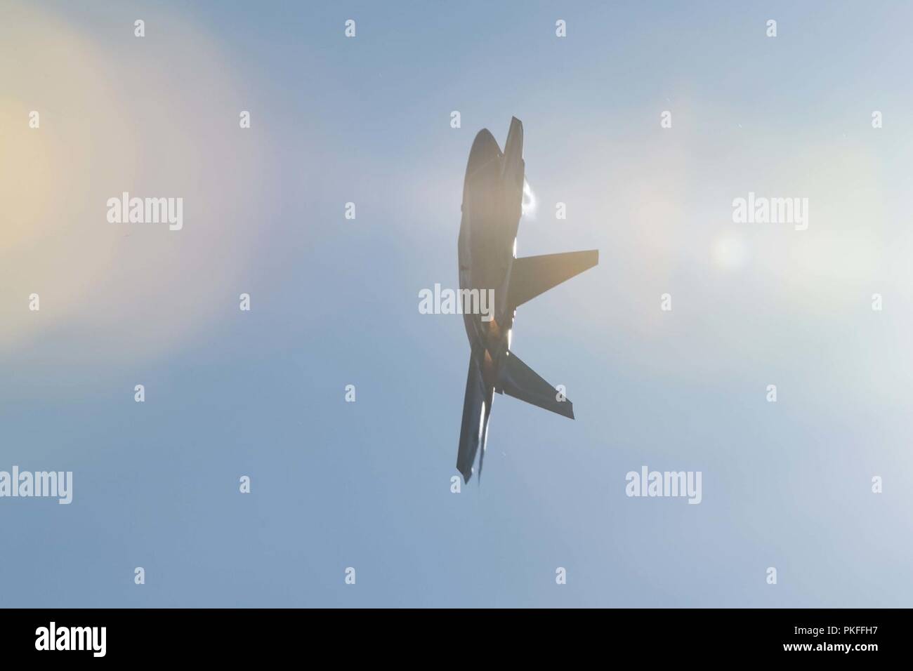 Stati Uniti Air Force Il Mag. Paolo "Loco" Lopez, F-22 Raptor dimostrazione comandante del Team/pilota, esegue una dimostrazione presso Offutt Air Force Base, ne., 10 agosto 2018. Il Raptor performance è stata la legge del rivestimento del padiglione del Offutt Aria e lo spazio Open House. Foto Stock