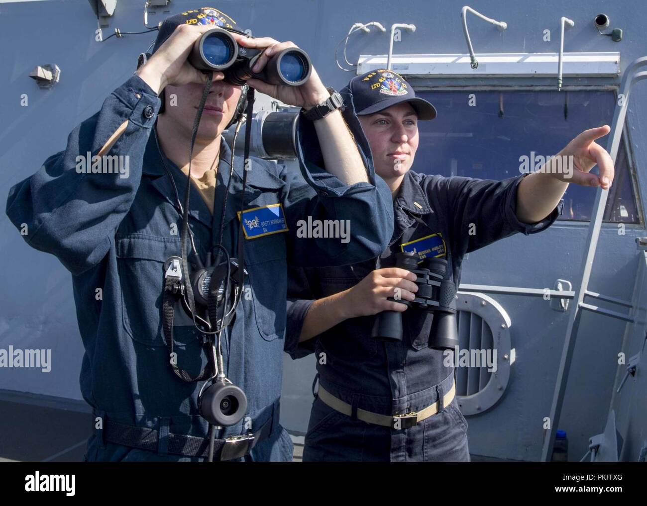 Oceano Pacifico (27 luglio 2018) Il Marinaio Brett E. Hornbaker, da Haymarket, Va. e Alfiere Meghan Hubley, dal West Chester, Pa., osserva una superficie di contatto mentre a bordo di San Antonio-classe di trasporto anfibio dock USS ancoraggio LPD (23) durante una regolare distribuzione pianificata di Essex anfibio gruppo pronto (ARG) e xiii Marine Expeditionary Unit (MEU). L'Essex ARG/MEU team è un forte e flessibile dotato di forza e scalabili per rispondere a qualsiasi crisi compresa tra aiuti umanitari e di soccorso in caso di catastrofe per le operazioni di emergenza. Foto Stock