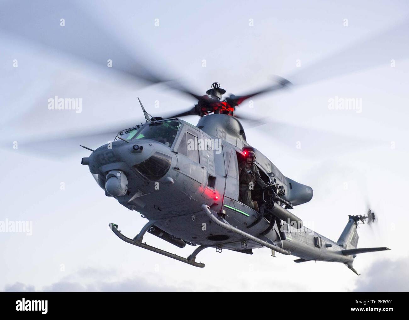 Oceano Pacifico (27 luglio 2018) UN UH-1Y Venom elicottero, assegnato al Marine Attacco leggero elicottero il distacco del mezzo marino Tiltrotor Squadron (VMM) 166, conduce operazioni di volo vicino a San Antonio-classe di trasporto anfibio dock USS ancoraggio LPD (23) durante una regolare distribuzione pianificata di Essex anfibio gruppo pronto (ARG) e xiii Marine Expeditionary Unit (MEU). L'Essex ARG/MEU team è un forte e flessibile dotato di forza e scalabili per rispondere a qualsiasi crisi compresa tra aiuti umanitari e di soccorso in caso di catastrofe per le operazioni di emergenza. Foto Stock