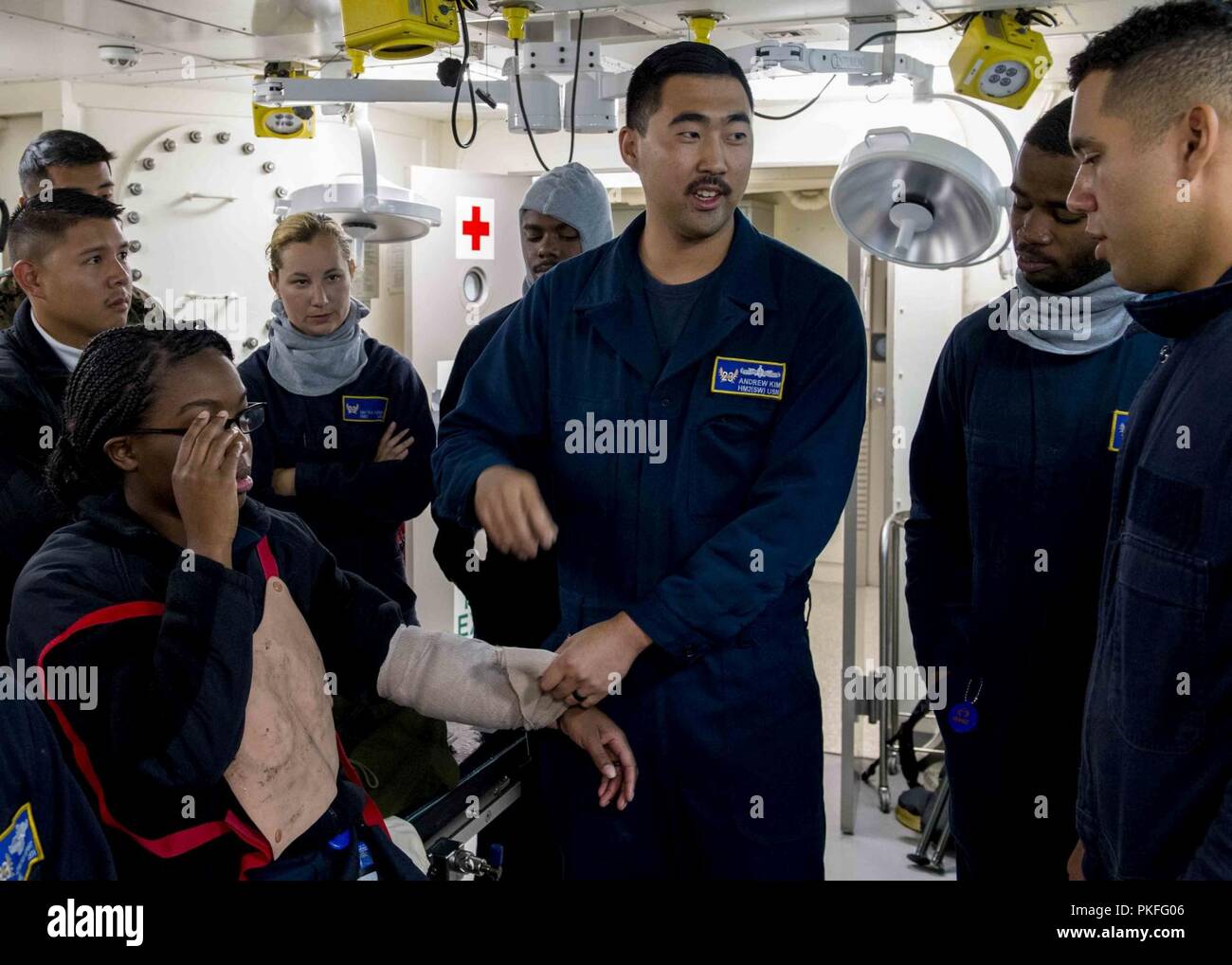 Oceano Pacifico (28 luglio 2018) Ospedale Corpsman 2a classe Andrew Kim, da Fullerton, California, emergenza conduce la formazione medica nel reparto di medicina di San Antonio-classe di trasporto anfibio dock USS ancoraggio LPD (23) durante una regolare distribuzione pianificata di Essex anfibio gruppo pronto (ARG) e xiii Marine Expeditionary Unit (MEU). L'Essex ARG/MEU team è un forte e flessibile dotato di forza e scalabili per rispondere a qualsiasi crisi compresa tra aiuti umanitari e di soccorso in caso di catastrofe per le operazioni di emergenza. Foto Stock