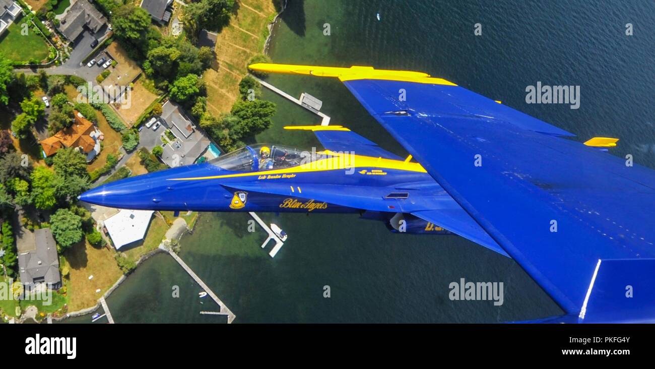 SEATTLE (3 agosto 2018) Stati Uniti Navy dimostrazione di volo squadrone, Blue Angels, sorvolare il Lago Washington in Seattle Seafair Air Show. Il Blue Angels sono programmati per eseguire più di 60 dimostrazioni di più di 30 sedi negli Stati Uniti e in Canada nel 2018. Foto Stock