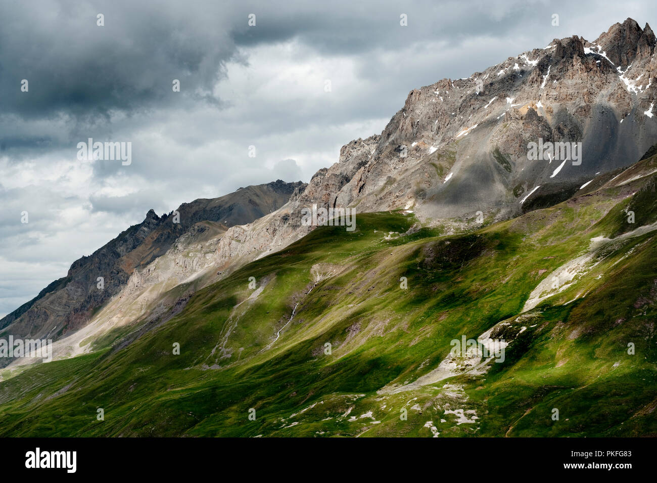 Impressioni delle Alpi francesi a partire dall'inizio del Col du Galibier mountain pass in Valloire, nel dipartimento della Savoia (Francia, 14/06/2010) Foto Stock