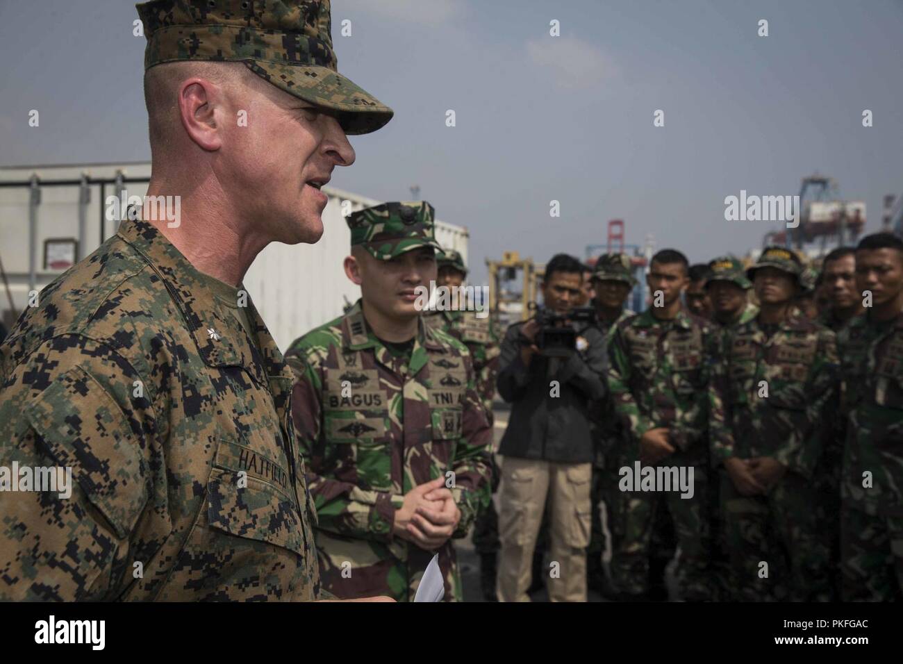 JAKARTA, Indonesia (Agosto 12, 2018)- U.S. Marine Lt. Col. Brian Hatfield, comandante della lotta contro il battaglione della logistica 13, 13 Marine Expeditionary Unit (MEU), parla con marines indonesiani mentre a bordo del Whidbey Island-class dock landing ship USS Rushmore (LSD 47) durante una regolare distribuzione pianificata di Essex anfibio gruppo pronto (ARG) e xiii MEU. CARAT Indonesia, nella sua ventiquattresima iterazione, è progettato per migliorare la condivisione di informazioni e il coordinamento, creare reciproca capacità di combattimento e il sostegno a lungo termine la cooperazione regionale consentendo a entrambi i partner di forze armate di operare un efficace Foto Stock