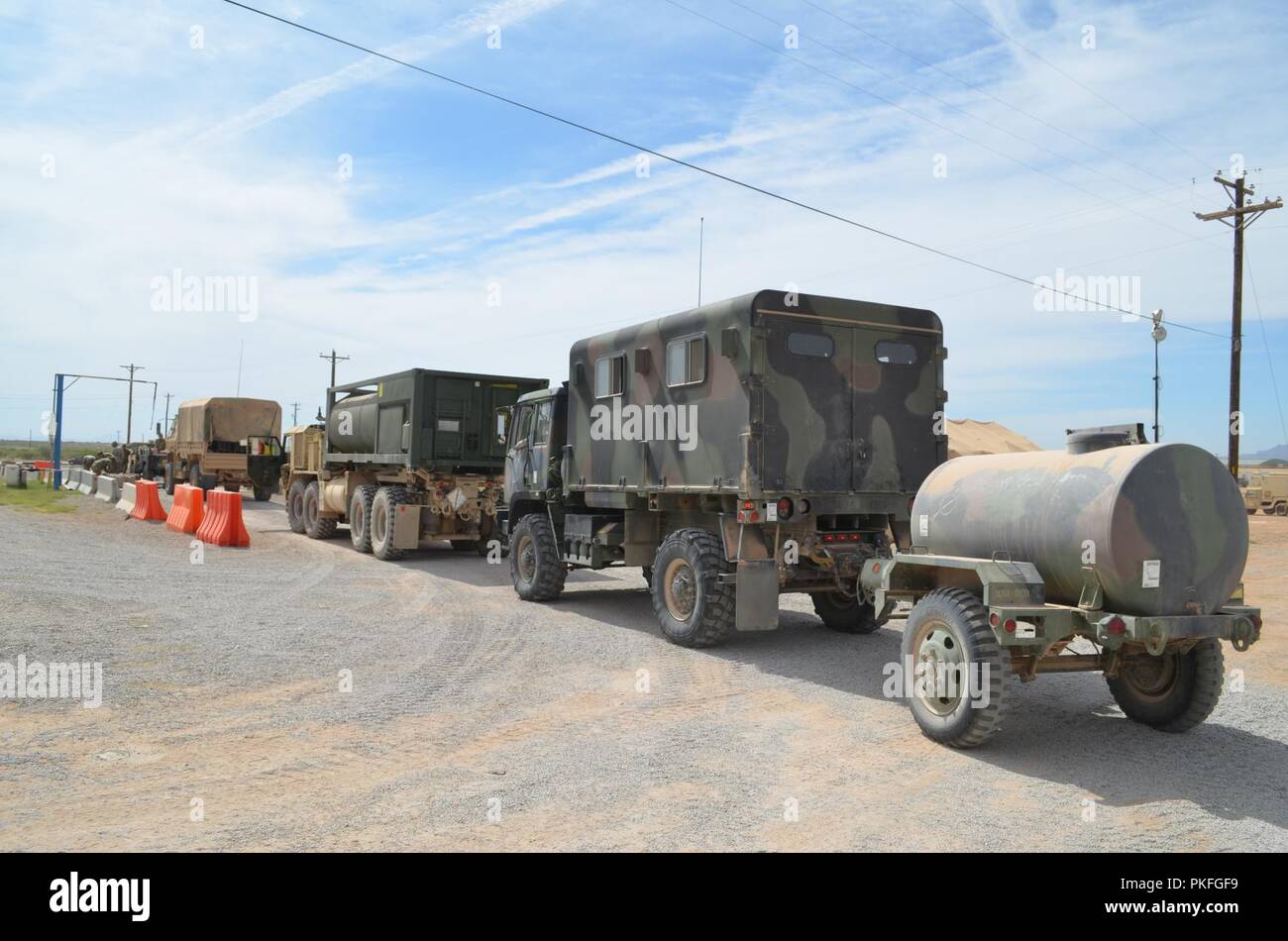 Task Force ruba in acciaio Punto d'acqua- presso l'unità di rotazione il Bivacco (RUBA) via e i veicoli a motore sono ispezionati, alimentato, riverbero e preparato per i loro equipaggi. A destra prima di ogni unità lascia la ruba per l'austera le aree di formazione di Fort Bliss, una delle ultime fermate è prendere è il punto di acqua e carburante, punto per riempire fino a che cosa mantiene le piste e le ruote sono in movimento e soldati idratata in agosto in cui raggiungere temperature di oltre 100 gradi. Il trentesimo Armored Brigade Combat Team sta prendendo parte al combattimento esportabile capacità di formazione (XCTC) esercizio a Fort Bliss, Texas agosto 6- Foto Stock