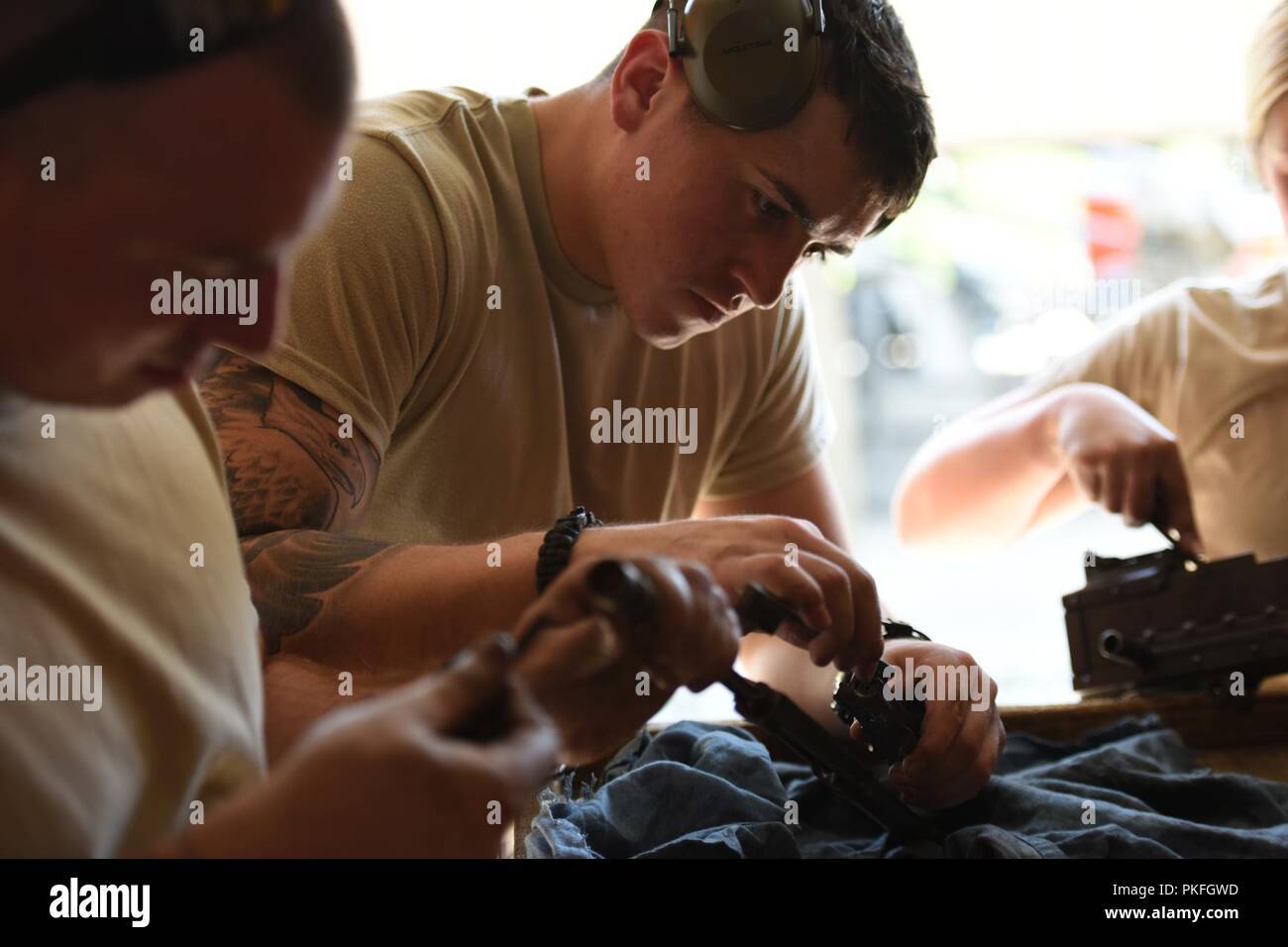 Stati Uniti Air Force Airman 1. Classe Joshua Snyder, le forze di sicurezza specialista, 171st delle forze di sicurezza Squadron, pulisce un arma dopo la formazione presso il Camp Dawson, W. Va., il 6 agosto 2018. Snyder e altre guardie da 171 FS, situato presso la 171st Air Refuelling Wing vicino Pittsburgh, ha viaggiato a Camp Dawson, dal 5 all 8 agosto 2018, per familiarizzare e qualificare sul 240B e 249 pistole di macchina. Foto Stock