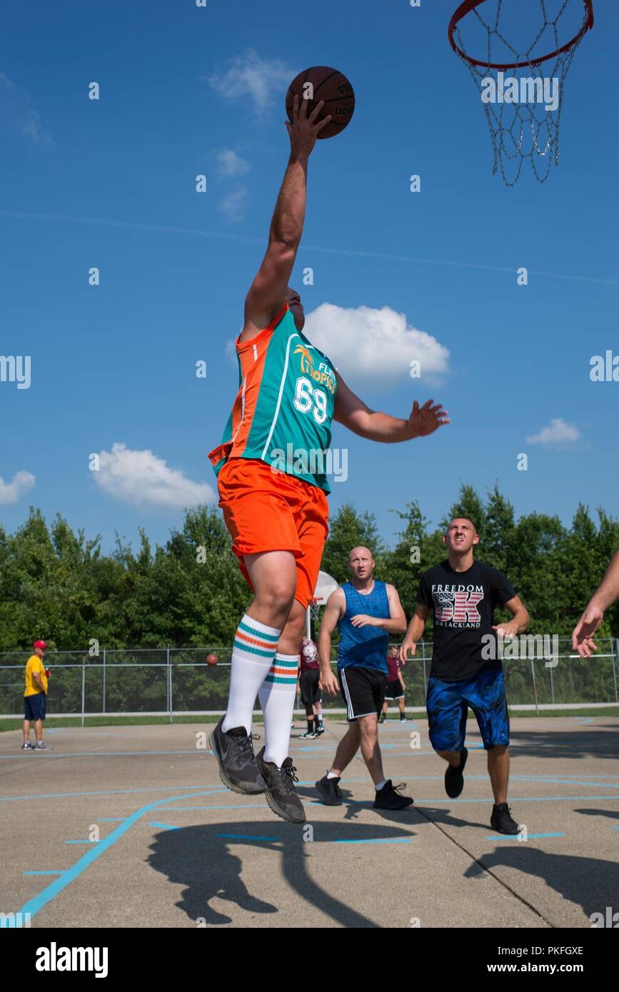 Stati Uniti Air Force Capt. Rob Compton, un funzionario di bilancio assegnato all'Intelligenza 181st ala, salta per un layup durante una partita di basket in campo Hulman Air National Guard Base, Ind., e il Agosto 4, 2018. Compton fu uno dei molti 181st IW aviatori che hanno gareggiato in una tre-su-tre torneo di basket durante il mese di agosto l'unità gruppo di formazione. Foto Stock