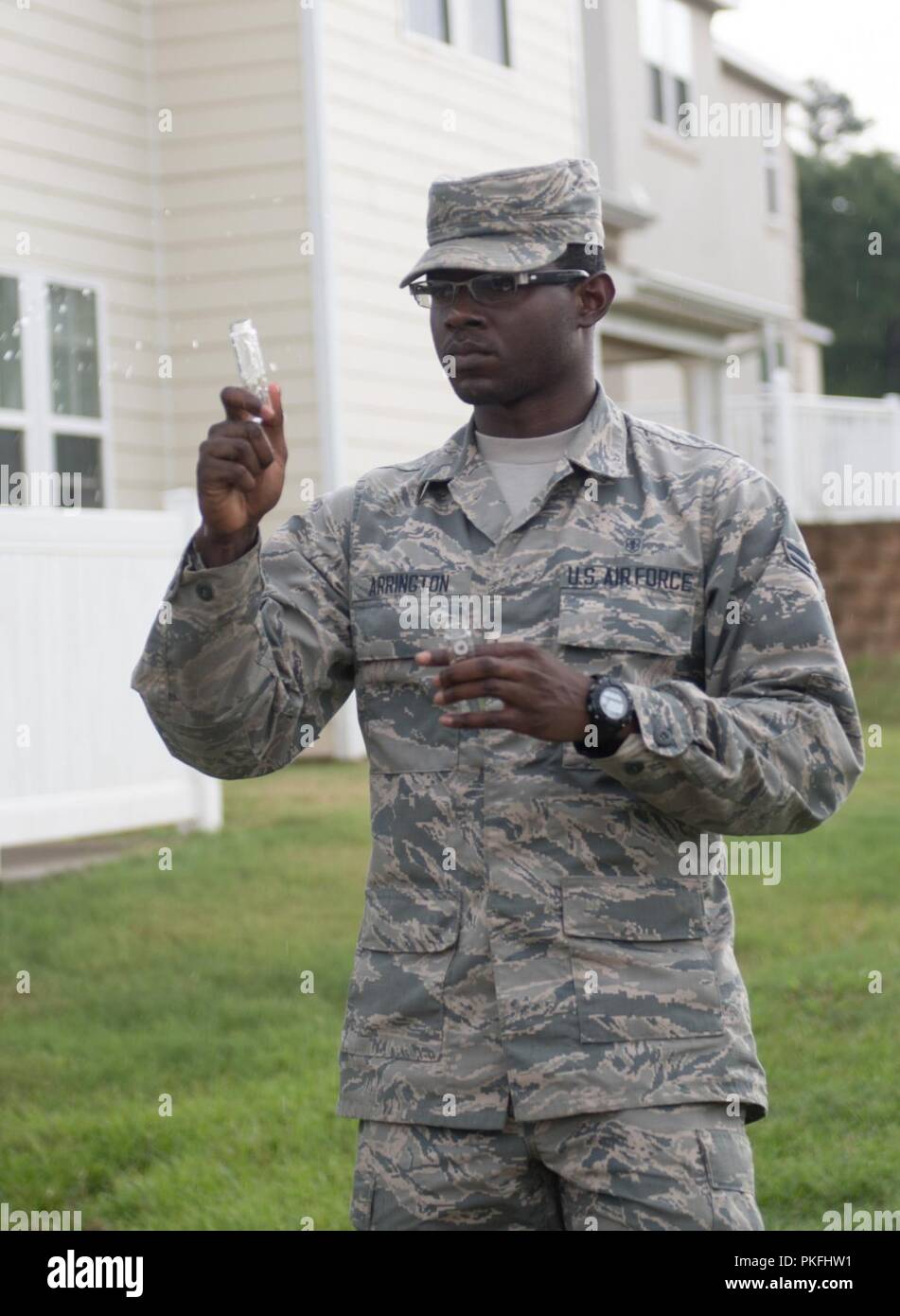 Airman 1. Classe Donte Arrington, 2° Aerospace Medical Squadron Bioenvironmental engineer, livelli fuori una fiala di acqua in modo che egli possa testarlo per sostanze chimiche a Barksdale Air Force Base, La., 31 luglio 2018. Acqua su Barksdale necessita di 5:1 cloruro per rapporto di ammoniaca per mantenere i batteri è gratuito. Foto Stock