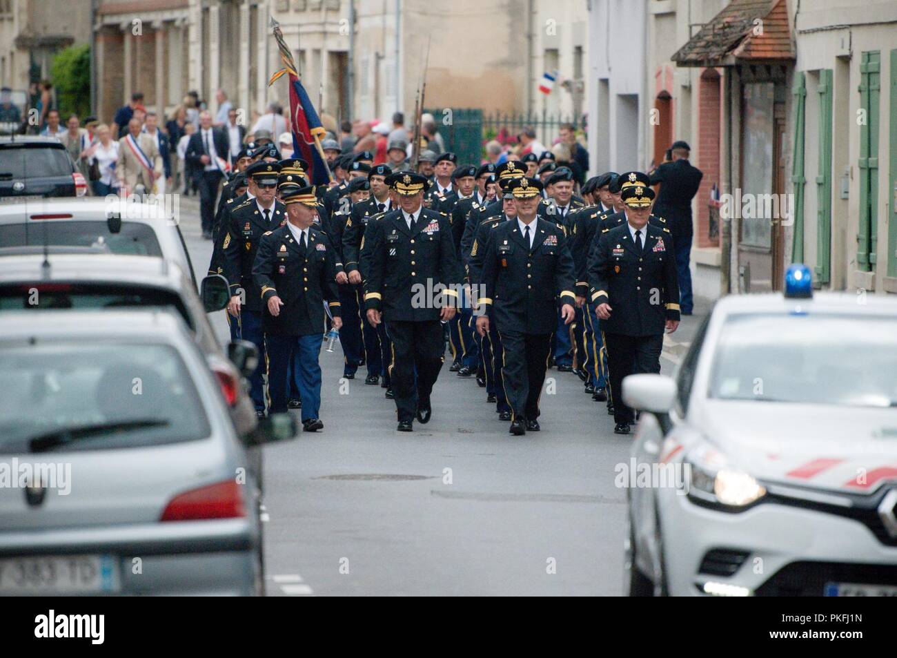 Esercito Nazionale soldati di guardia marzo lungo le strade di Fère-en-Tardenois, Francia, 28 luglio 2018. La Guardia Nazionale i soldati furono in Francia luglio 24-31, prendendo parte negli Stati Uniti Esercito la guerra mondiale I Centennial commemorazioni. (Ohio National Guard Foto Stock