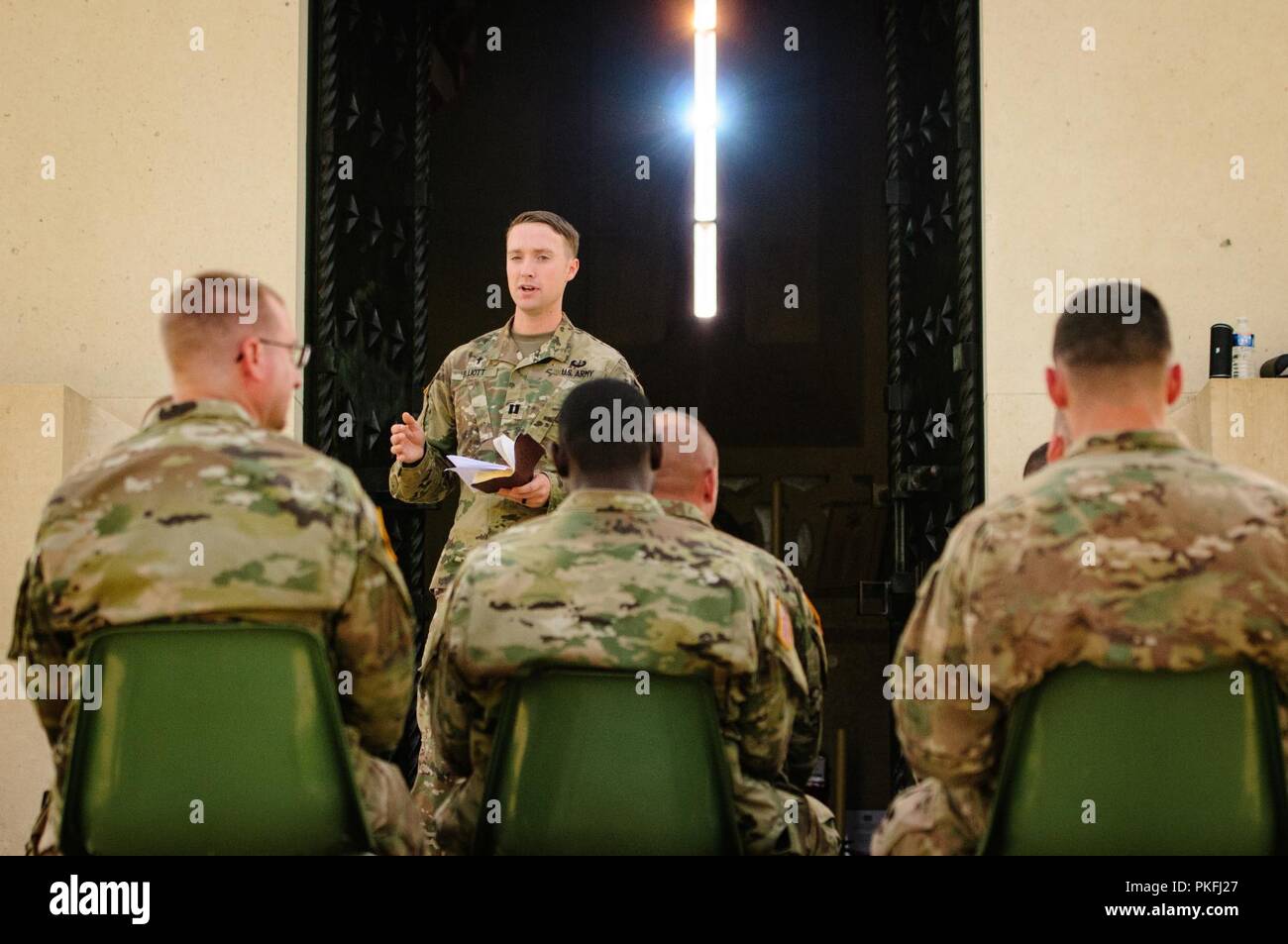 Il cap. Justin Elliott, cappellano del 1° Stormo, 150° reggimento di cavalleria, trentesimo Armored Brigade Combat Team, West Virginia Esercito Nazionale Guardia, conduce un servizio religioso per i soldati davanti alla cappella a somme cimitero americano il 7 agosto 2018, vicino osseo, Francia. La Guardia Nazionale soldati sono stati in Francia e in Belgio agosto 3-9, prendendo parte negli Stati Uniti Esercito la guerra mondiale I Centennial commemorazioni. (Ohio National Guard Foto Stock