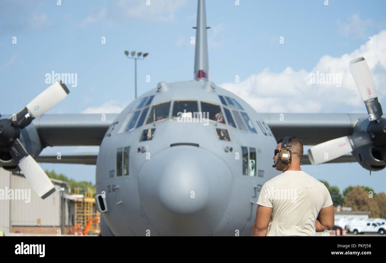 Stati Uniti Air Force Staff Sgt. Taylor Priebe, un capo equipaggio con la 133Manutenzione aeromobili squadrone, aiuta l'equipaggio con loro pre-controlli di volo in St. Paul, Minn., e il Agosto 8, 2018. 109 e 96Airlift squadroni si preparano a prendere il via in un grande C-130 Hercules formazione dove essi saranno il rilascio di airdrop simulati pacchetti di formazione. I fasci simulare i tre diversi tipi di airdrops, personale e attrezzature pesanti e contenitore di sistemi di erogazione che vengono comunemente incaricato per la C-130 Hercules personale di volo. Foto Stock