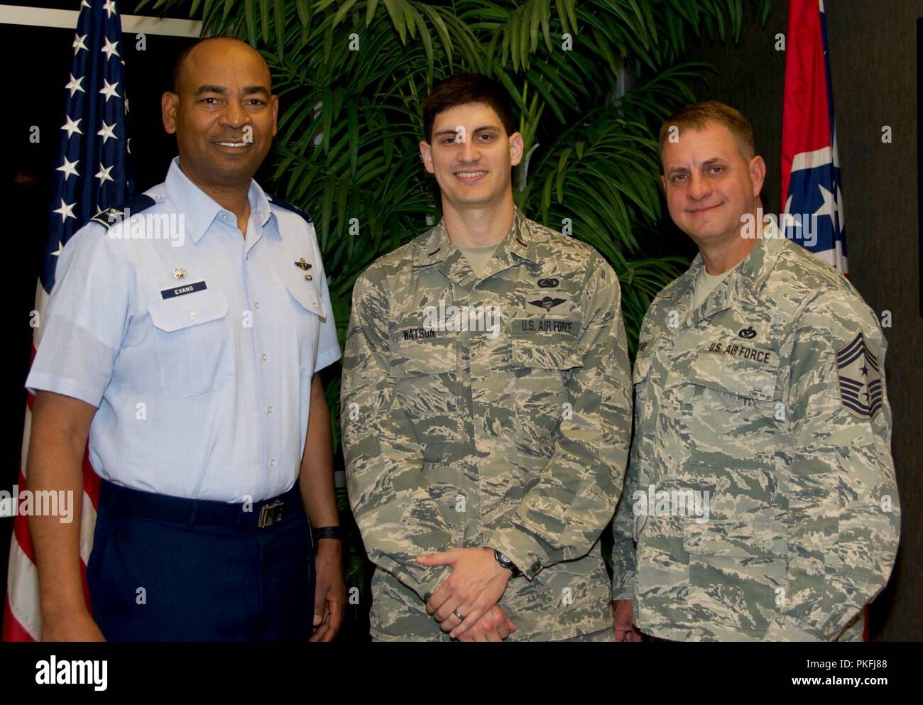 Col. Ed Evans, 186th Air Refuelling ala (ARW) commander, e Chief Master Sgt. Ron Arthur, 186th comando ARW chief, riconoscere 2 Lt. Drew Watson, 186th disponibilità logistica squadrone Manutenzione veicolo comandante di volo, per prestazioni eccellenti pur frequentando la disponibilità logistica Officer corso (LROC) al campo chiave Air National Guard Base, Meridian, Mississippi, e il Agosto 5, 2018. Watson si è laureato il LROC con un 95 percento di punto di grado medio. Foto Stock