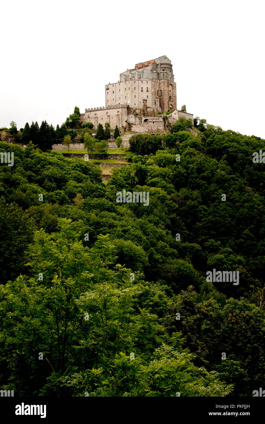 Il Santuario di San Michele a Monte Sant'Angelo sul lato sud della Valle di Susa nella regione Piemonte (Italia, 20/06/2010) Foto Stock