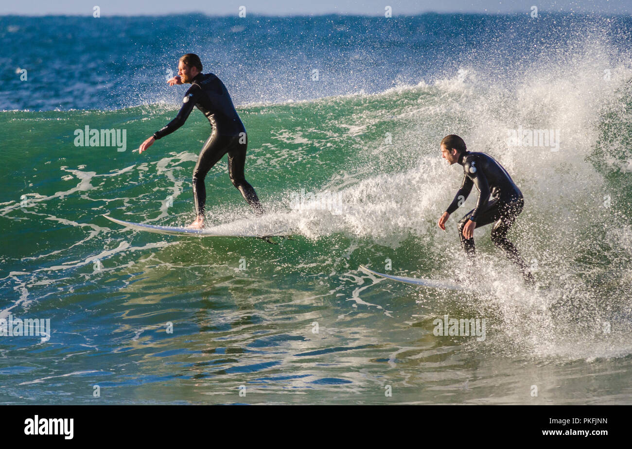 Surfer 'dropping nell' su un altro surfer su un lato destro, onda Bells Beach, Great Ocean Road, Victoria, Australia. Foto Stock