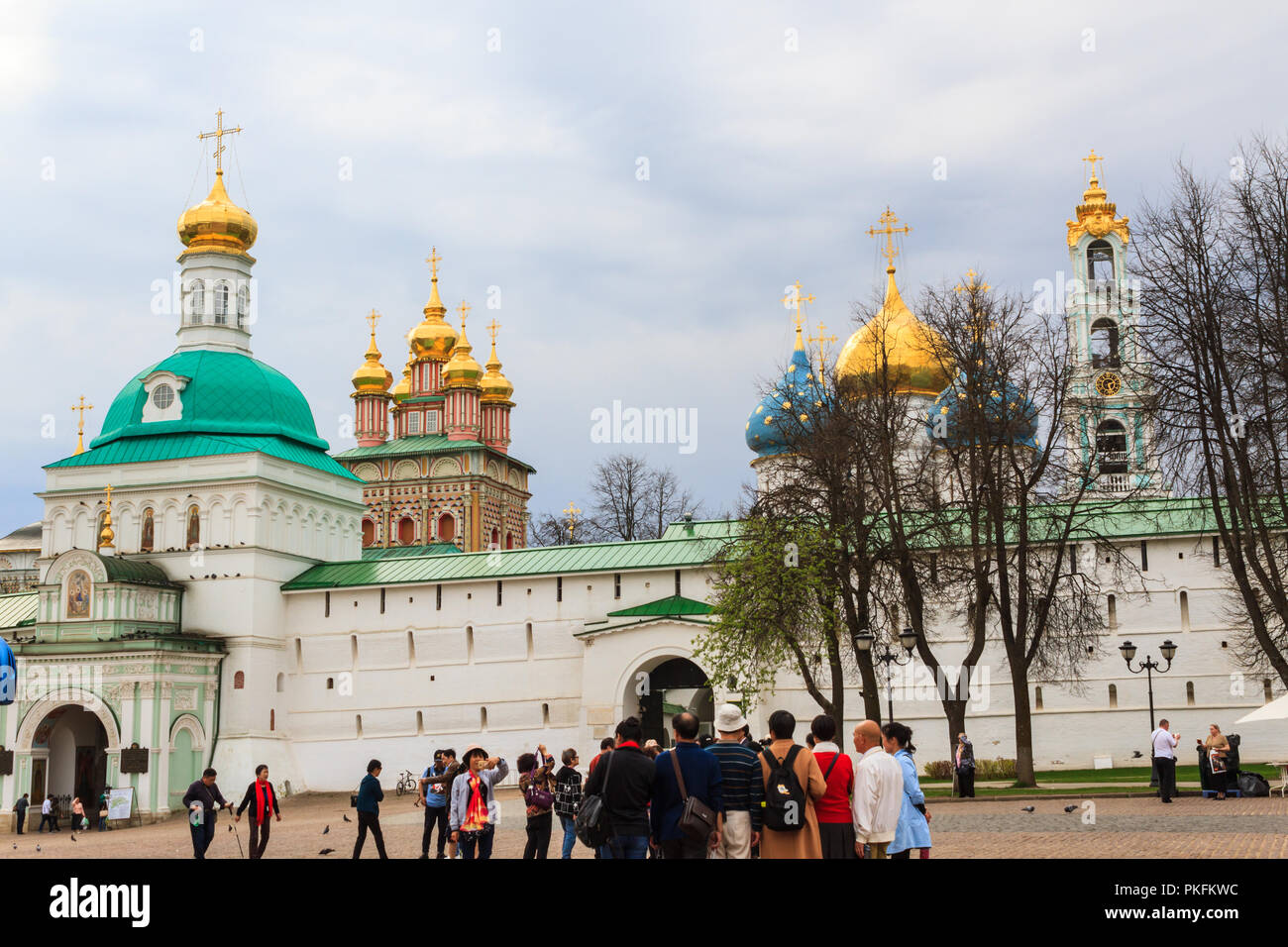 Mosca, Russia - 4 Maggio 2018: turisti visitano la Laura della Santa Trinità di San Sergio Sergio, Sergiev Posad, distretto di Mosca, Russia. Foto Stock