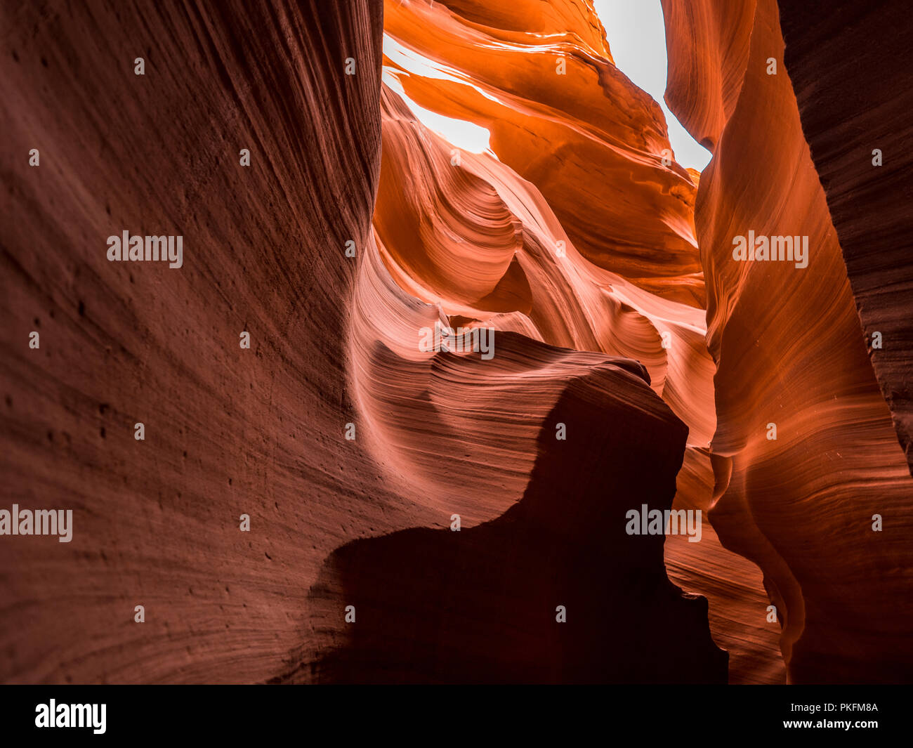 Camminando verso il basso nella fessura di Antelope Canyon Foto Stock