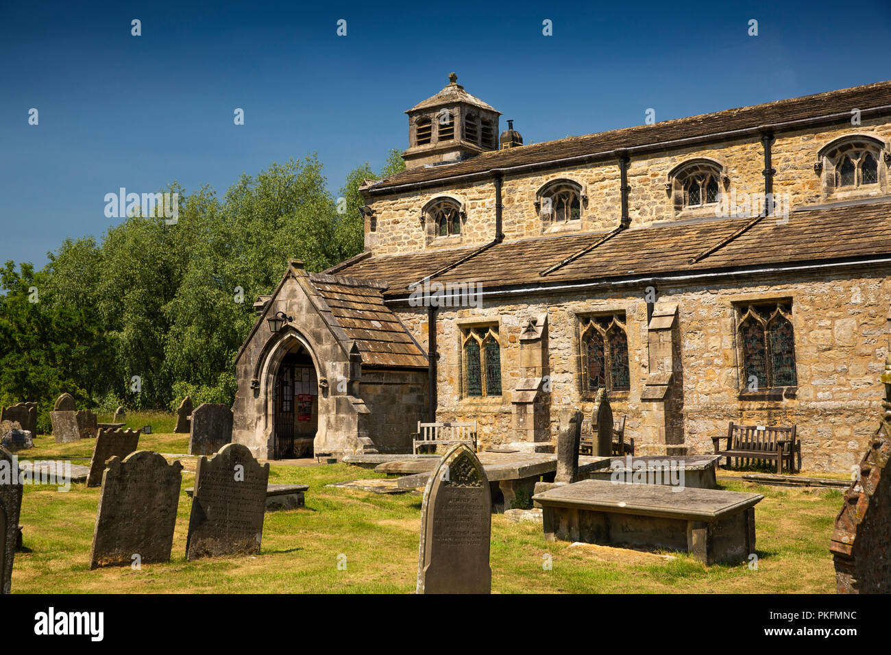 Regno Unito, Yorkshire, Wharfedale, Linton Falls, San Michele e Tutti gli Angeli chiesa Foto Stock