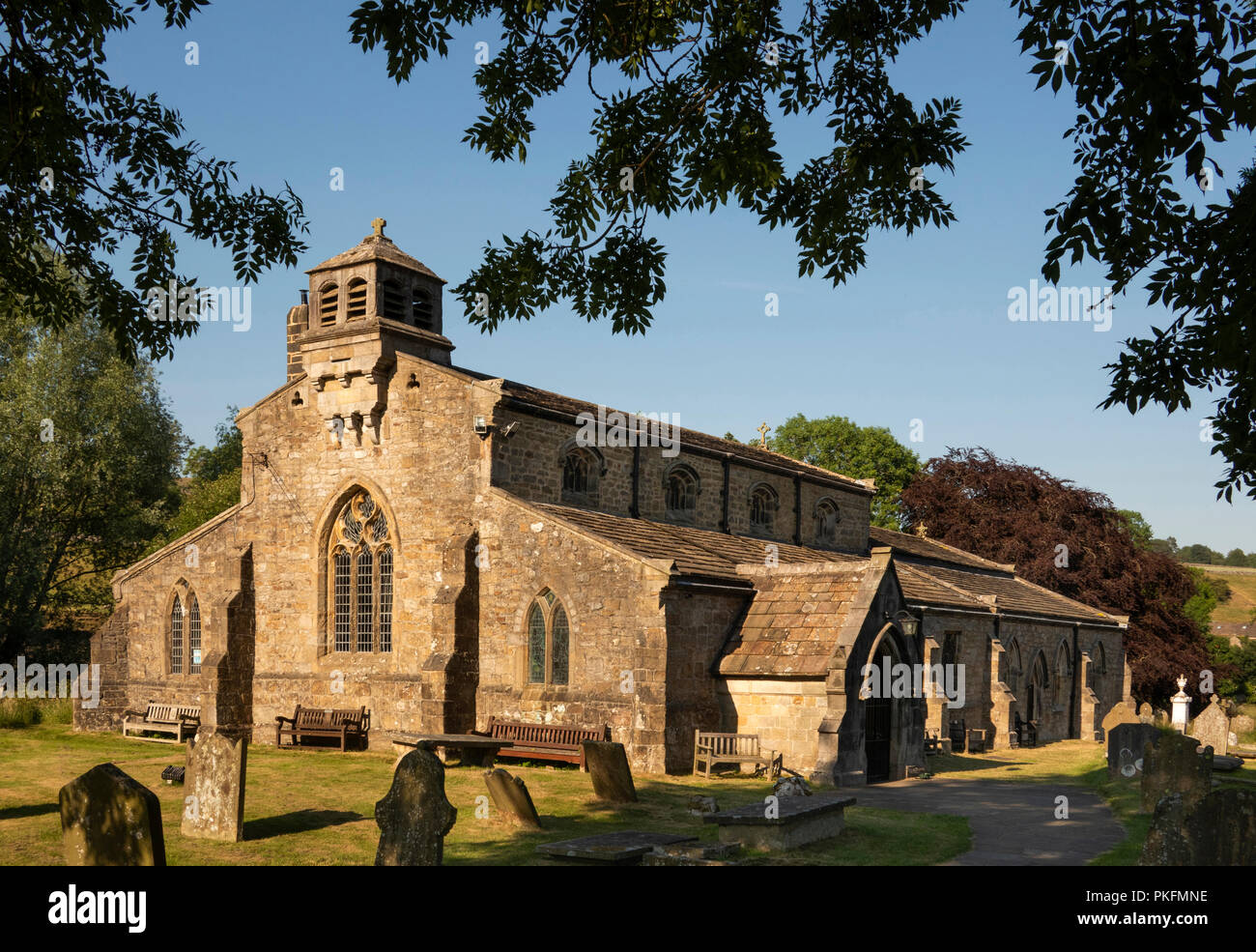 Regno Unito, Yorkshire, Wharfedale, Linton Falls, San Michele e Tutti gli Angeli chiesa Foto Stock