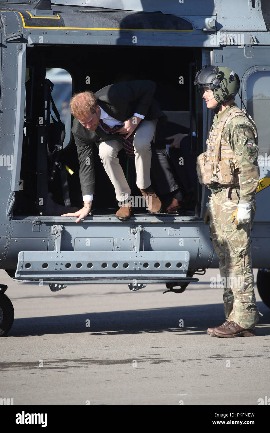Il Duca di Sussex arriva in un AH1 wildcat elicottero con la 847 Naval Air squadron durante una visita al Royal Marines Commando Training Center in Lympstone, Devon. Foto Stock