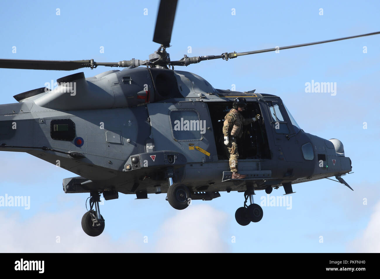 Il Duca di Sussex (non visibile) arriva in un AH1 wildcat elicottero con la 847 Naval Air squadron durante una visita al Royal Marines Commando Training Center in Lympstone, Devon. Foto Stock