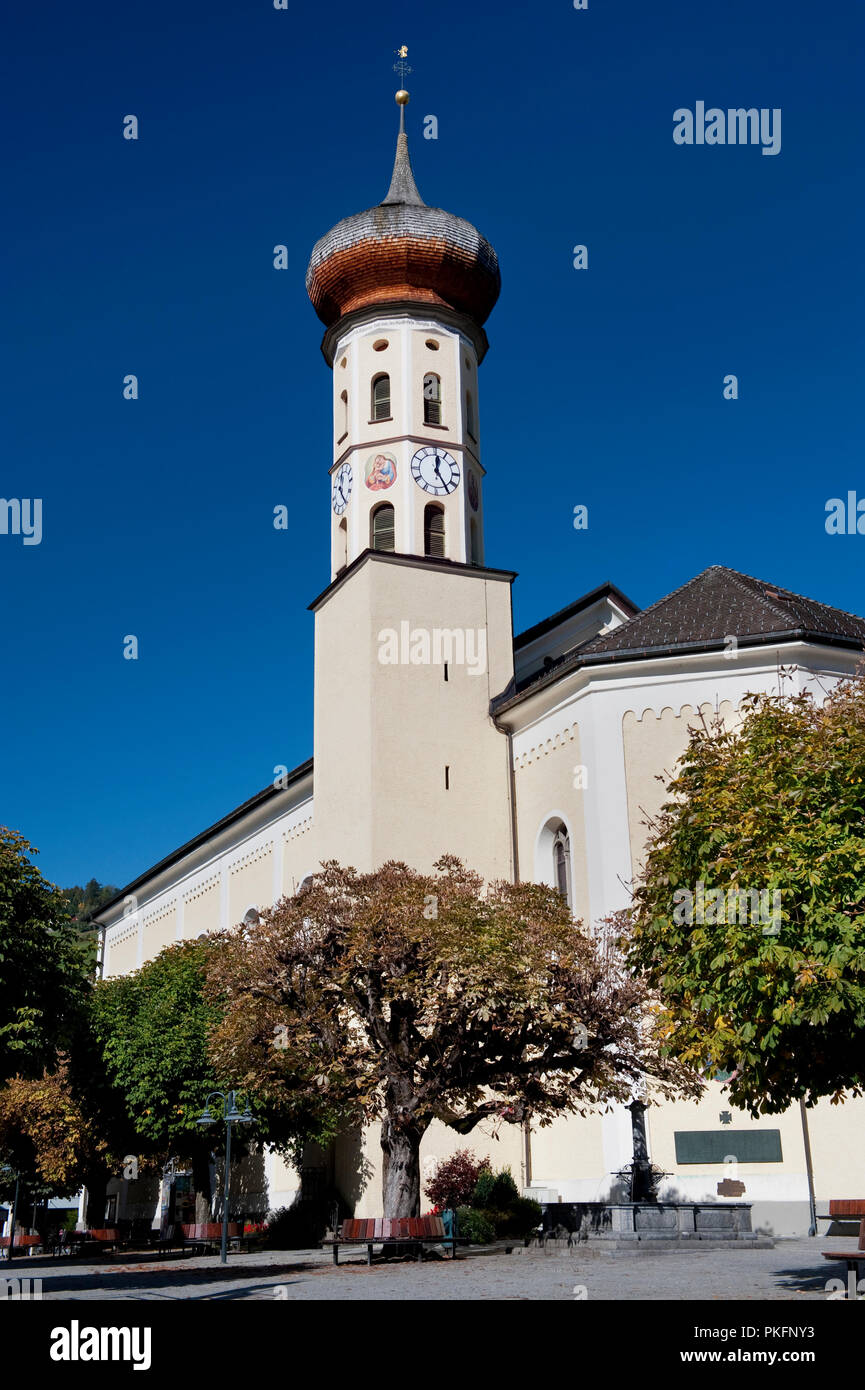 Il XIX secolo Pfarrkirche St. Jodok chiesa di Schruns, nel Vorarlberg (Austria, 15/10/2011) Foto Stock