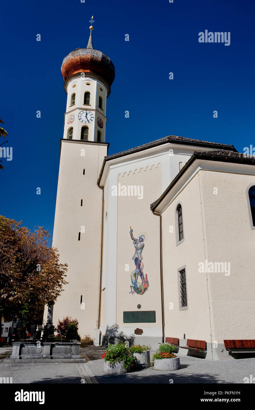 Il XIX secolo Pfarrkirche St. Jodok chiesa di Schruns, nel Vorarlberg (Austria, 15/10/2011) Foto Stock