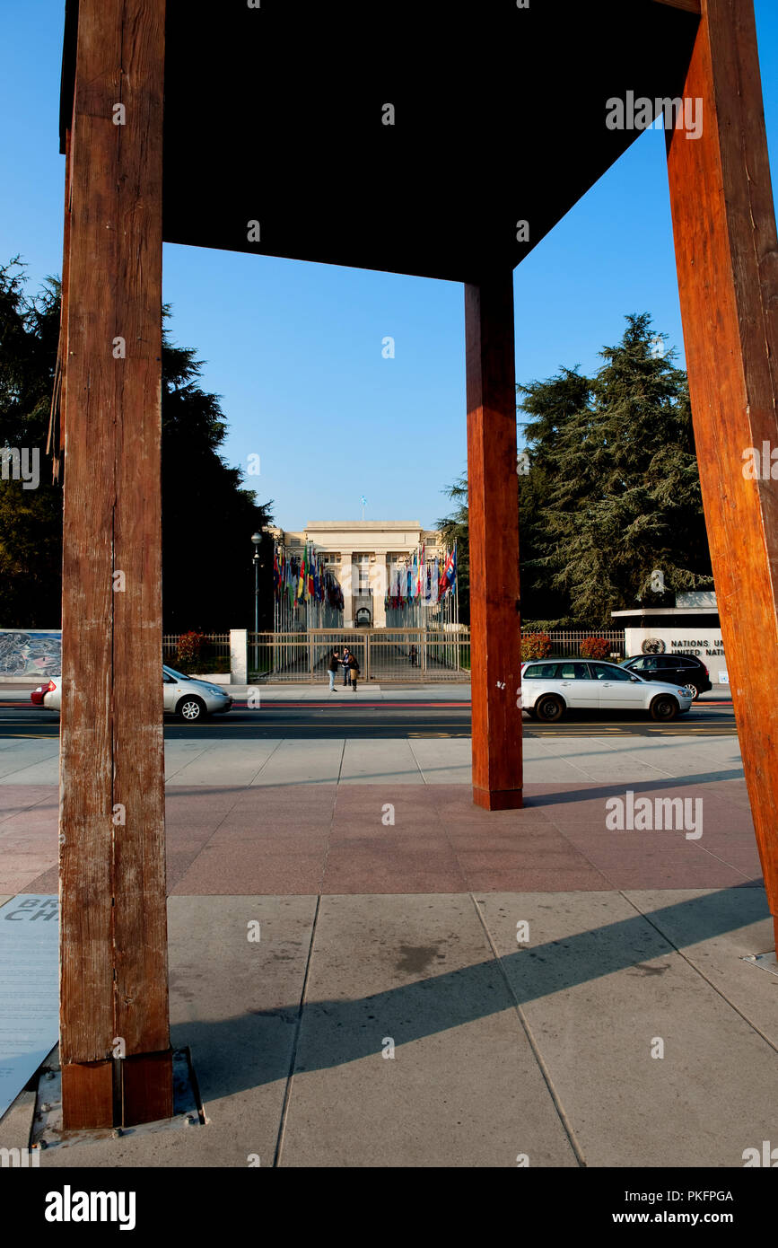 L Ufficio delle Nazioni Unite a Ginevra che simboleggia l'opposizione alle mine terrestri e le bombe a grappolo (Svizzera, 17/04/2010) Foto Stock