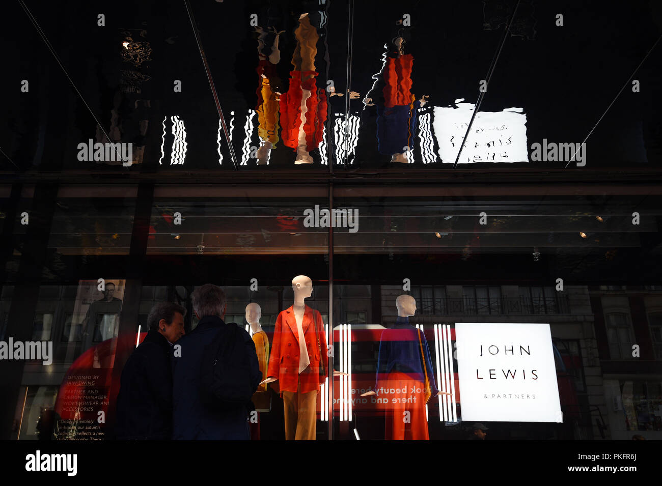 Vista sul negozio John Lewis and Partners di Oxford Street, Londra. La partnership ha rivelato che i profitti semennali si sono crollato del 98.8% mentre ha lottato contro i "tempi difficili" e il mercato più promozionale per quasi un decennio. Foto Stock