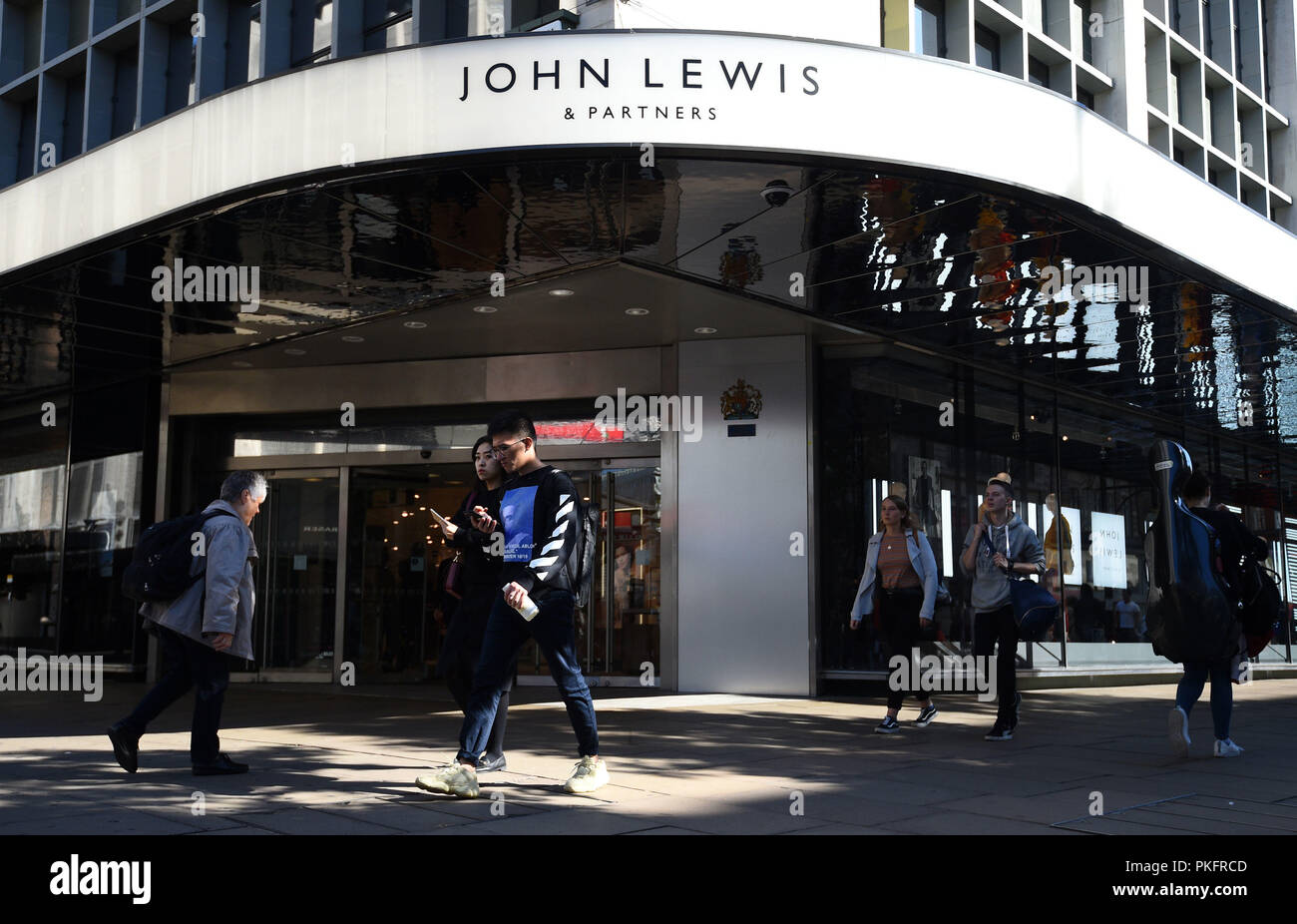 Vista sul negozio John Lewis and Partners di Oxford Street, Londra. La partnership ha rivelato che i profitti semennali si sono crollato del 98.8% mentre ha lottato contro i "tempi difficili" e il mercato più promozionale per quasi un decennio. Foto Stock