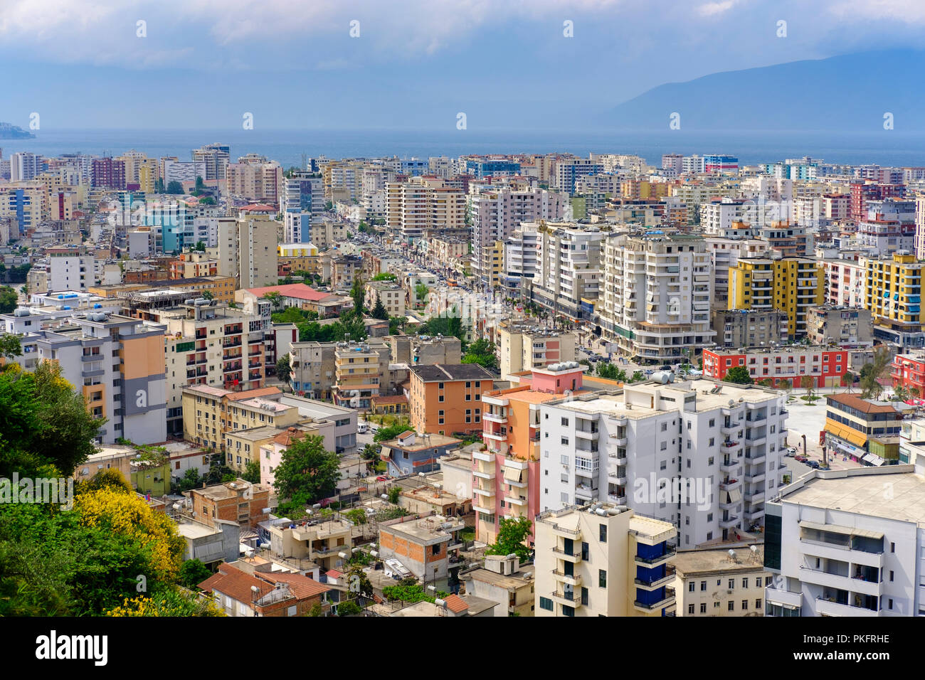 Dal centro città di Valona, vista dalla collina Kuzum Baba, Vlorë, Qark Vlorë, Albania Foto Stock