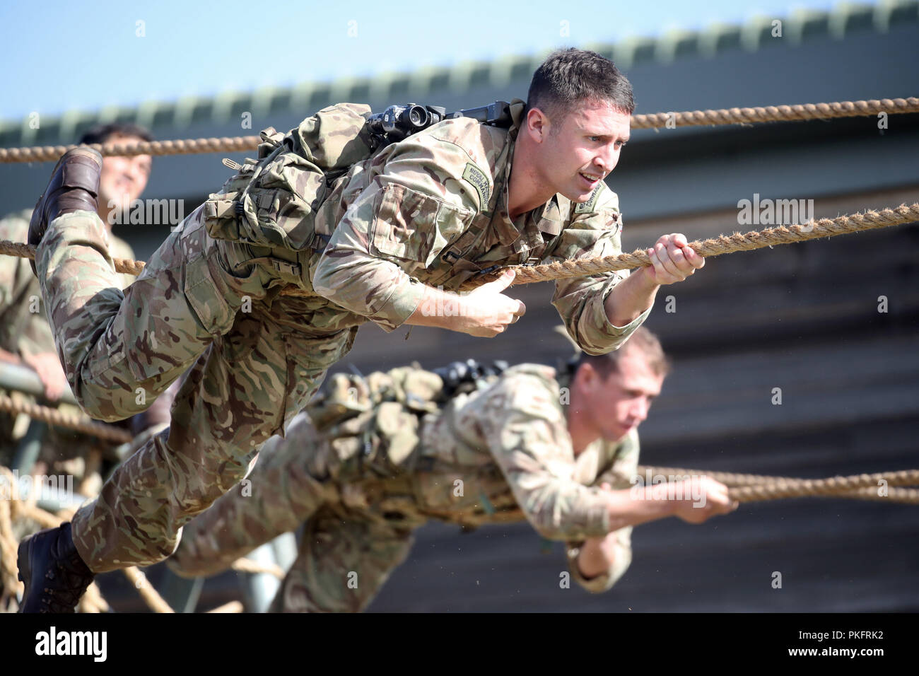 Marine Commando sul corso di assalto come il Duca di Sussex visiti i Royal Marines Commando Training Center in Lympstone, Devon. Foto Stock