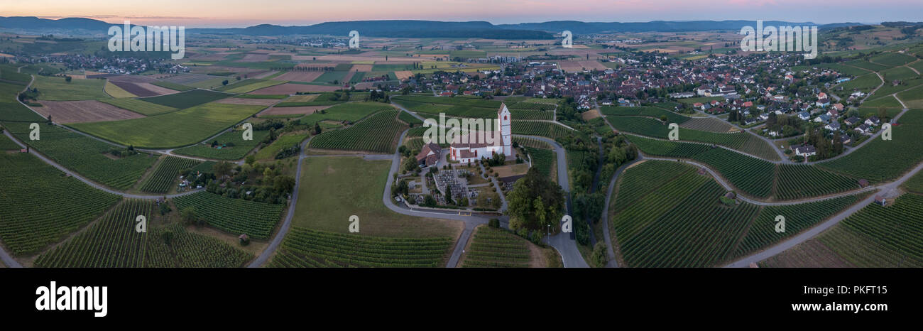 Panorama di montagna, chiesa di San Moritz all'alba, vista aerea, Hallau, Schaffhausen, Svizzera Foto Stock