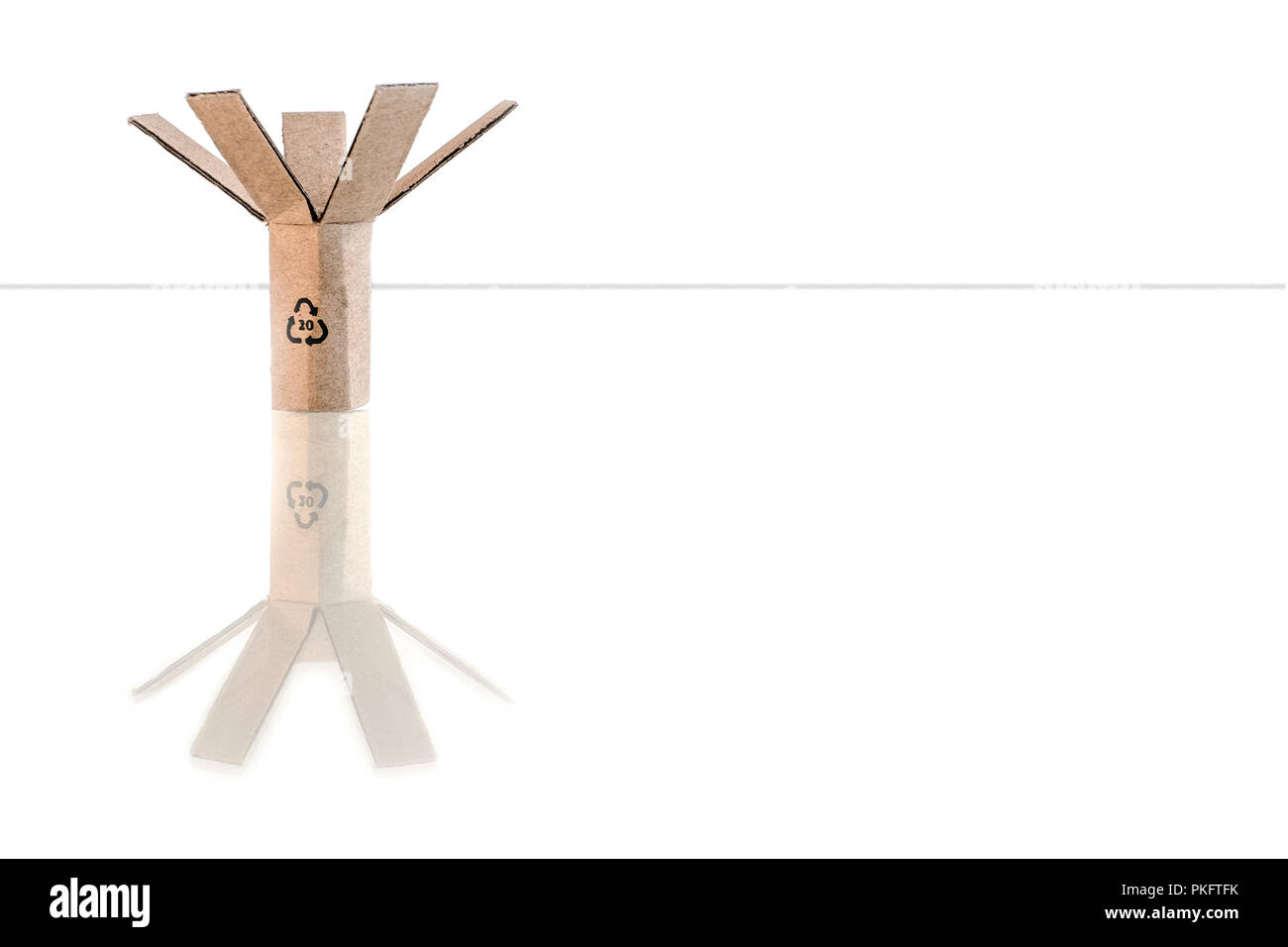 Simbolo di riciclaggio su un cartoncino sagomato come una struttura ad albero Foto Stock