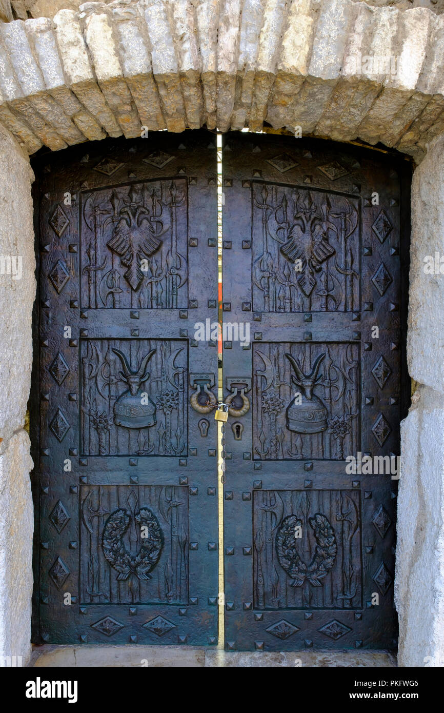 Ferro battuto porta alla chiesa di San Nicola, Skanderbeg Memorial, Lezha, Lezhë, Qar Lezha, Albania Foto Stock