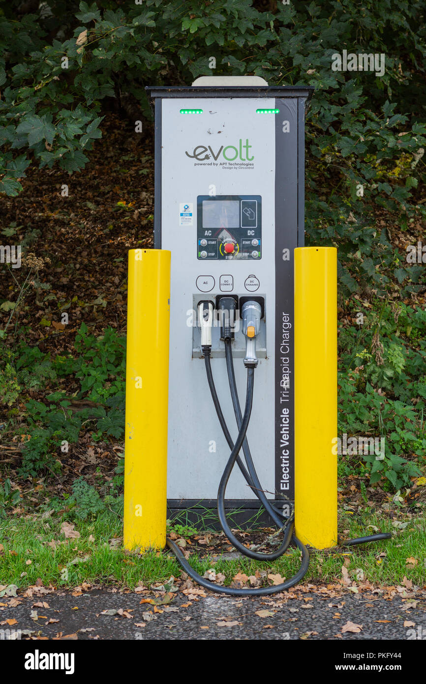 Evolt Veicolo elettrico Tri-Rapid caricabatterie. Veicolo elettrico punto di carica nel parcheggio al di fuori della A82 a Drumnadrochit, regione delle Highlands, Scotland, Regno Unito Foto Stock