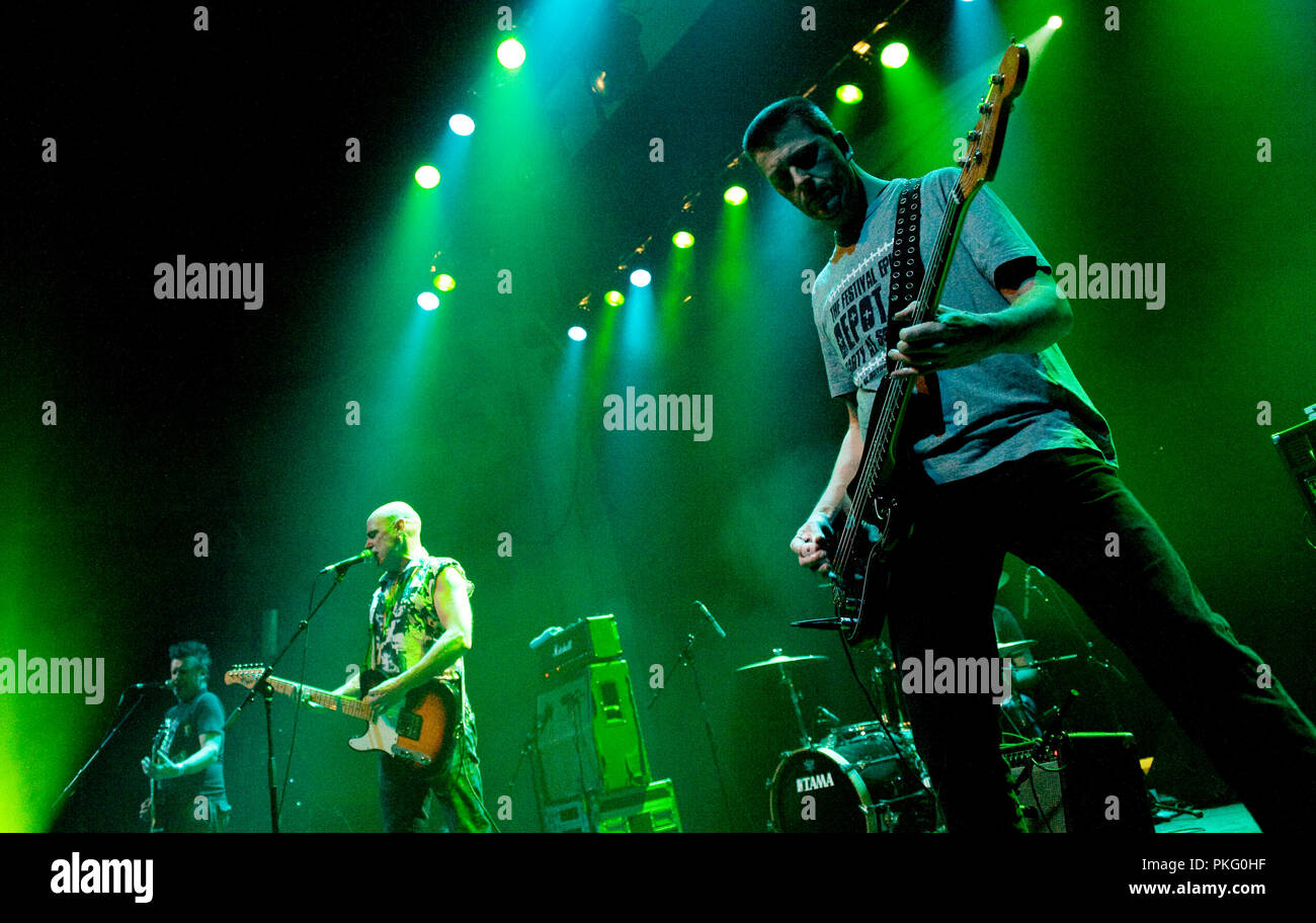 Punkband belga i bambini a giocare a la vittoria concerto dell'AB InBev sindacati in Leuven (Belgio, 30/01/2010) Foto Stock