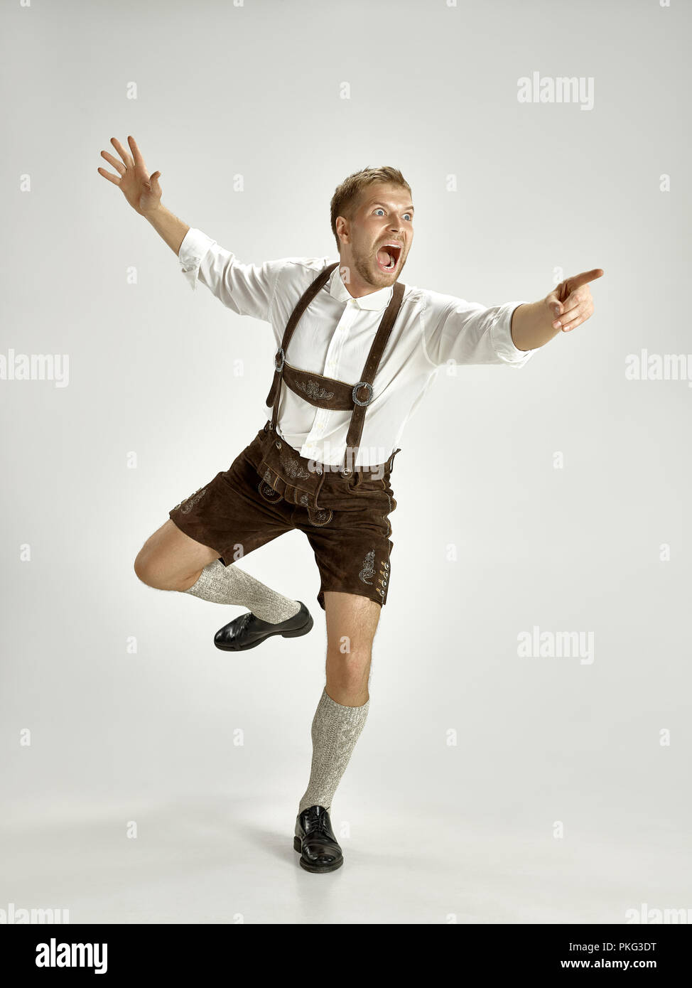 Ritratto di Oktoberfest giovane hat, indossando tradizionali bavaresi vestiti in piedi a tutta lunghezza in studio. La celebrazione, oktoberfest, festival concept Foto Stock