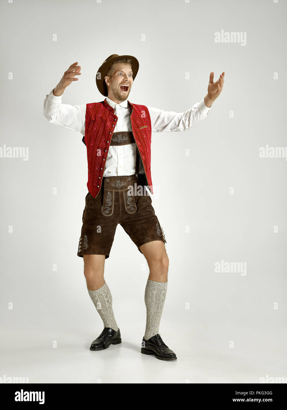 Ritratto di Oktoberfest giovane hat, indossando tradizionali bavaresi vestiti in piedi a tutta lunghezza in studio. La celebrazione, oktoberfest, festival concept Foto Stock