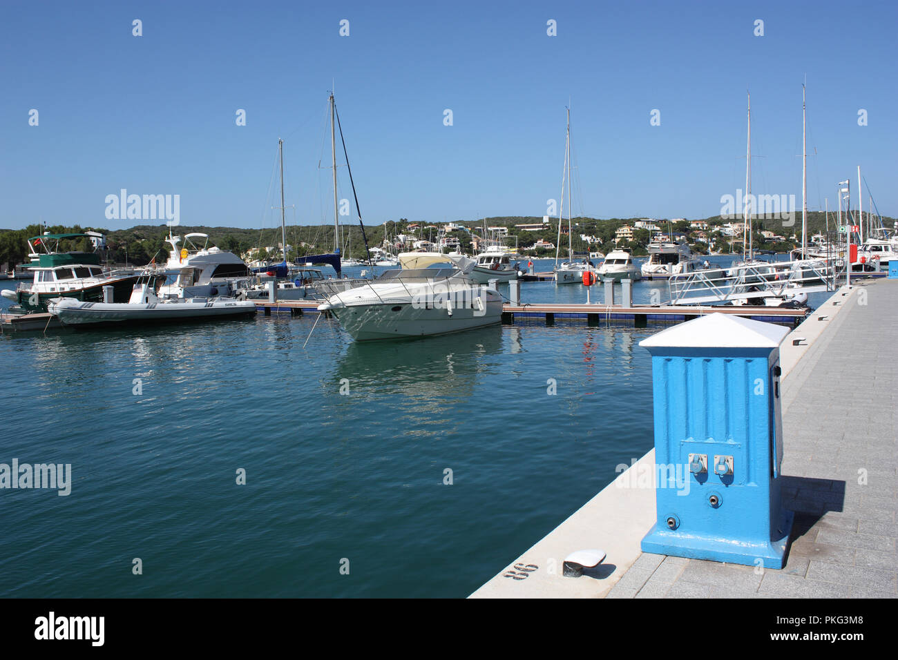 Spagna. Isole Baleari. Minorca. Mahón. Harbourside marina con barche a motore. Foto Stock