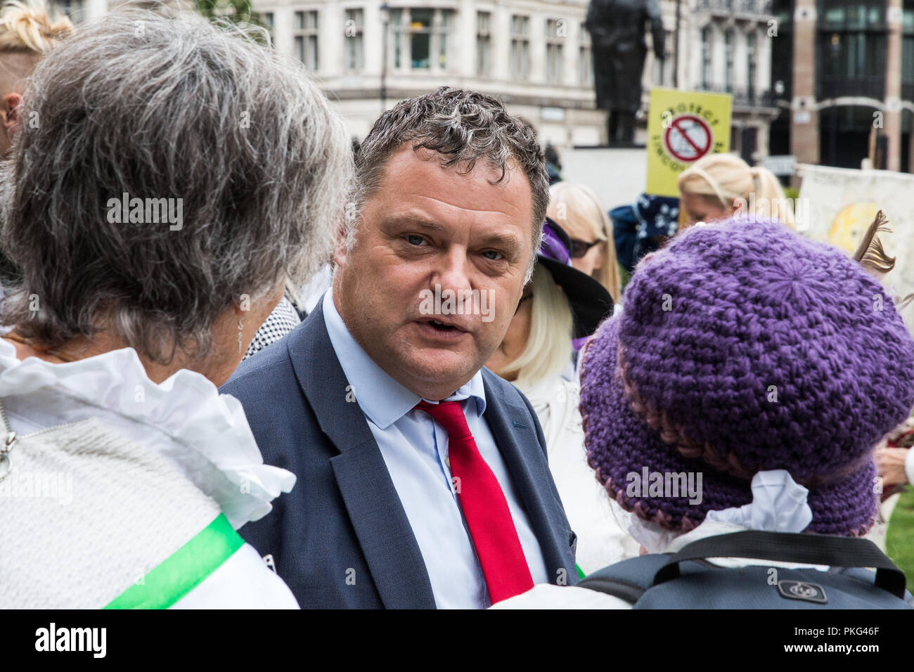 Londra, Regno Unito. 12 Settembre, 2018. Mike Amesbury, manodopera MP per il tessitore Vale nel Cheshire, parla alle donne provenienti da tutto il Regno Unito e i loro sostenitori in un 100donne rally in piazza del Parlamento per onorare il Suffragettes e per attirare l'attenzione sulla mancanza di democrazia in locali di ribaltamento voti contro fracking. La manifestazione è stata organizzata in concomitanza con la discussione sul fracking nella Westminster Hall. Credito: Mark Kerrison/Alamy Live News Foto Stock
