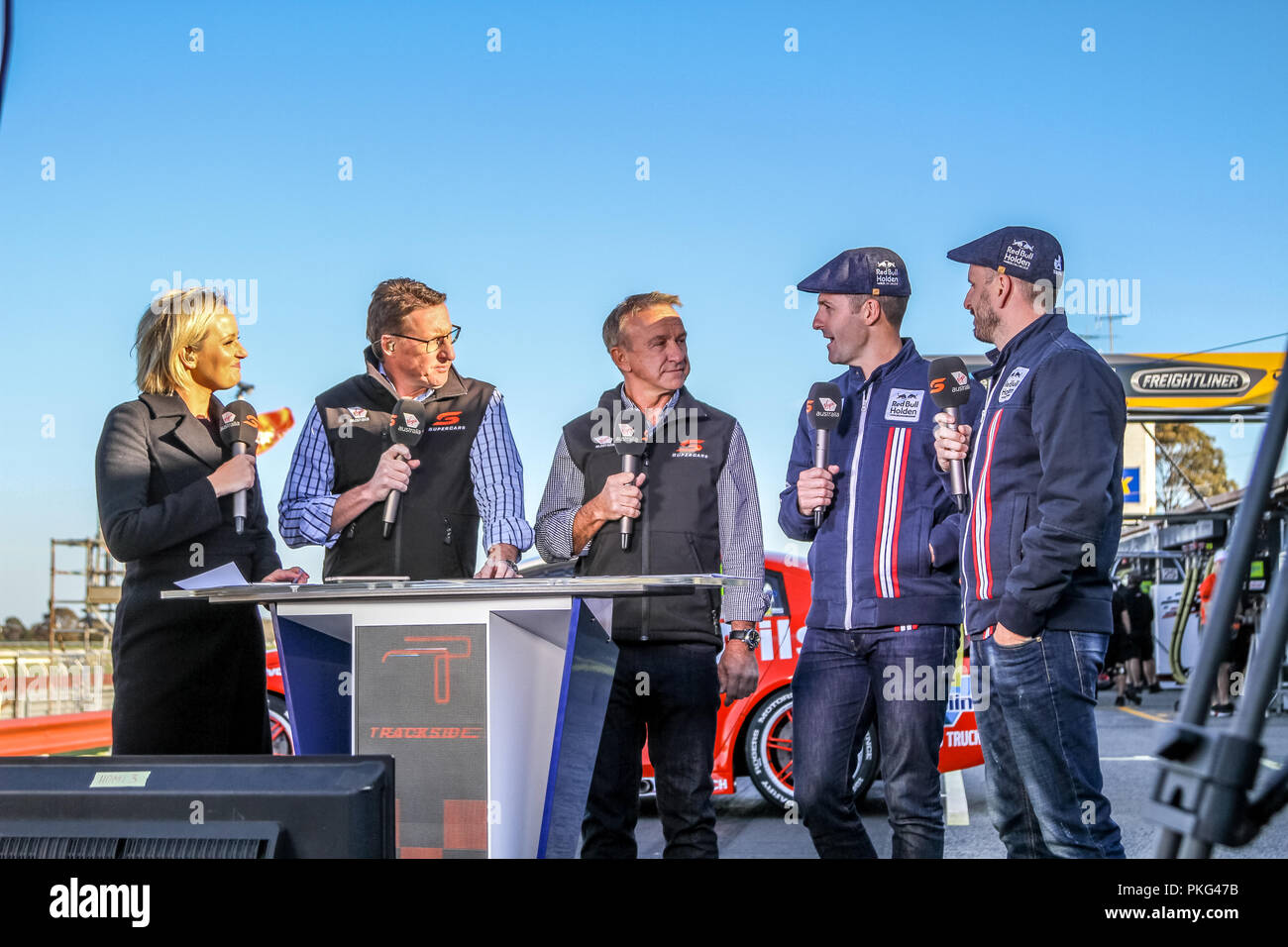 Sandown, Victoria, Australia. Xiii Sep 2018. Supercars impianti a terra vivono in pit lane con host - Jesica Yates , Mark Skaife, Russell Ingall e driver Guest Jamie Whincup e Paolo Dumbrell guidando il #1 Holden Commodore ZB Racing per la Red Bull Holden Racing Team - Triple Eight Race Engineering.. Credito: Brett keating/Alamy Live News Foto Stock