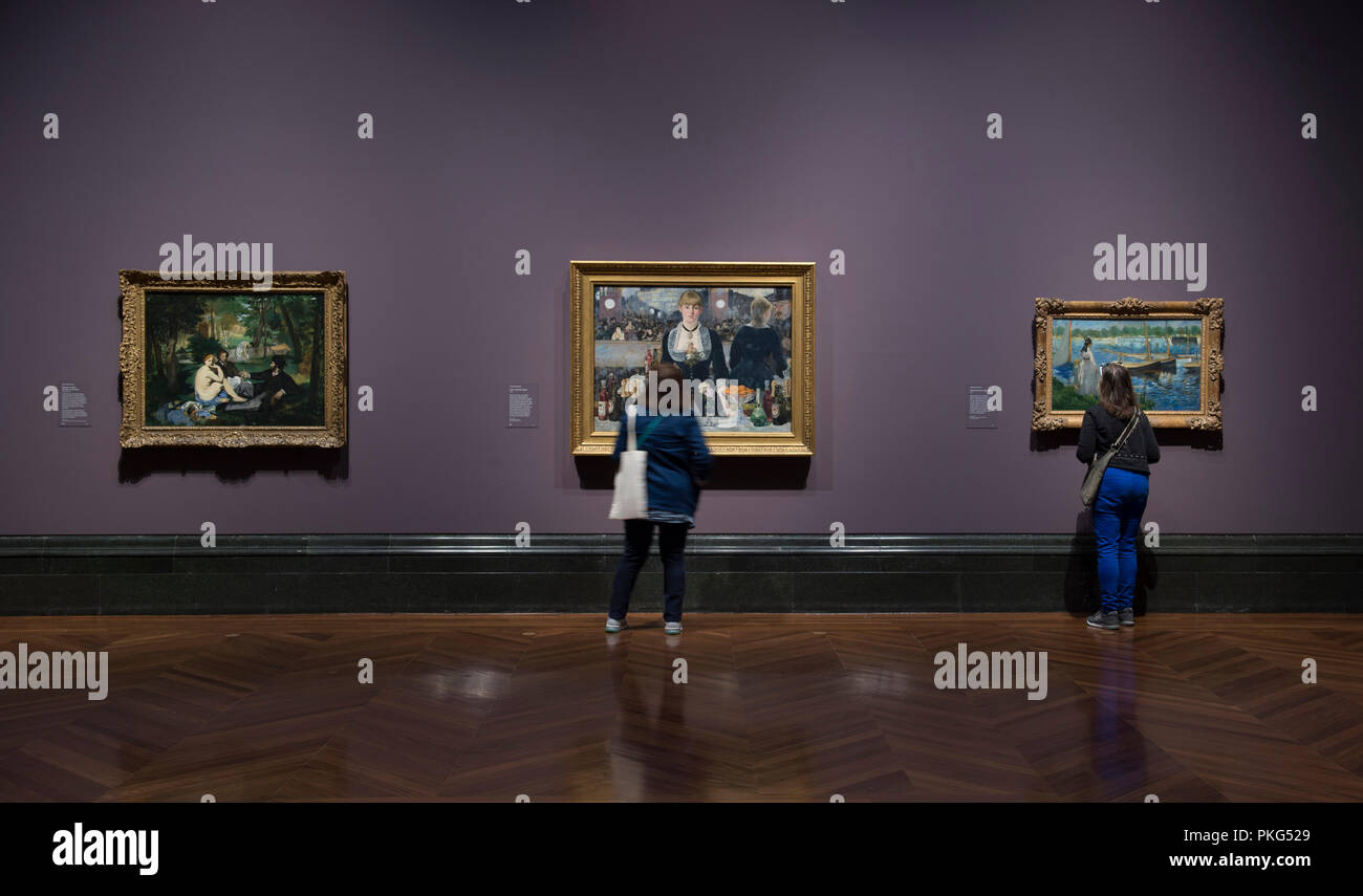 National Gallery di Londra, Regno Unito. 13 Settembre, 2018. Una mostra che riunisce i impressionisti e Post-Impressionist collezioni del Courtauld Gallery e Galleria Nazionale con molti iconico opere d'arte sul display, la mostra va dal 17 settembre 2018 - 20 gennaio 2019. Foto (centro): Edouard Manet. Un Bar a Folies-Bergère, 1882. (Sinistra): Déjeuner sur l'herbe. (Destro): Rive della Senna a Argenteuil. La Samuel Courtauld Trust. Il Courtauld Gallery di Londra. Credito: Malcolm Park/Alamy Live News. Foto Stock