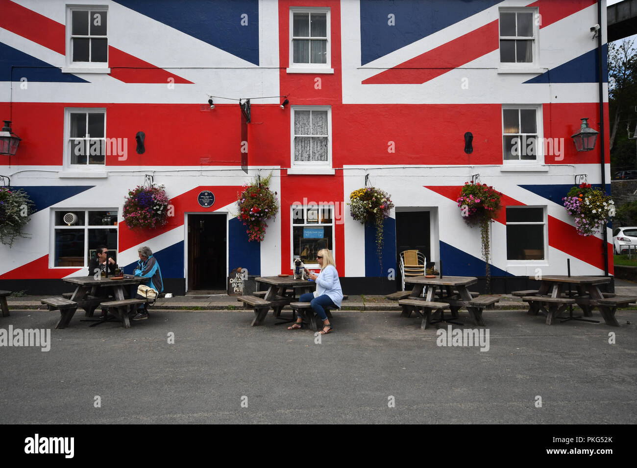 Saltash, Cornwall, Regno Unito. Xiii Setpember 2018. Regno Unito Meteo. C'erano nuvole nel cielo sopra l'Unione Inn a Saltash questo pranzo per pranzo bevitori, come il governo del Regno Unito a Londra sono stati nelle riunioni di finalizzare le informazioni per la trattativa senza esito per Brexit. Credito: Simon Maycock/Alamy Live News Foto Stock