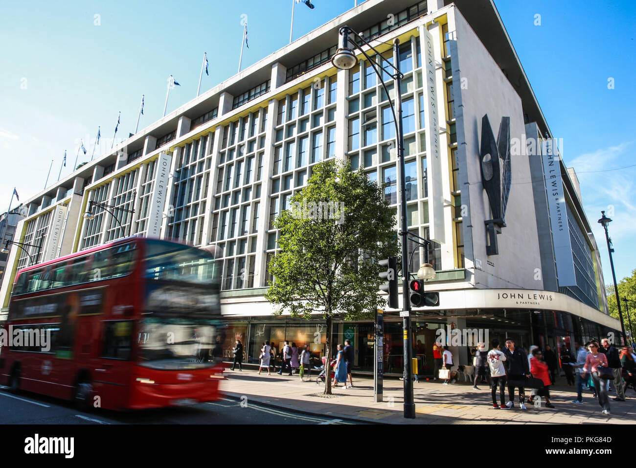 Londra, Regno Unito. Il 13 settembre 2018. Il flagship John Lewis Store in Oxford Street. John Lewis Partnership ha dichiarato un quasi 99% calo nel primo semestre profitti per il 2018 e ha accusato forti sconti dai suoi concorrenti, il costo di nuovi negozi e di incertezza in merito al risultato dei negoziati Brexit. Segretario Brexit Dominic Raab oggi ha criticato le società attribuendo risultati scadenti per Brexit. Credito: Mark Kerrison/Alamy Live News Foto Stock