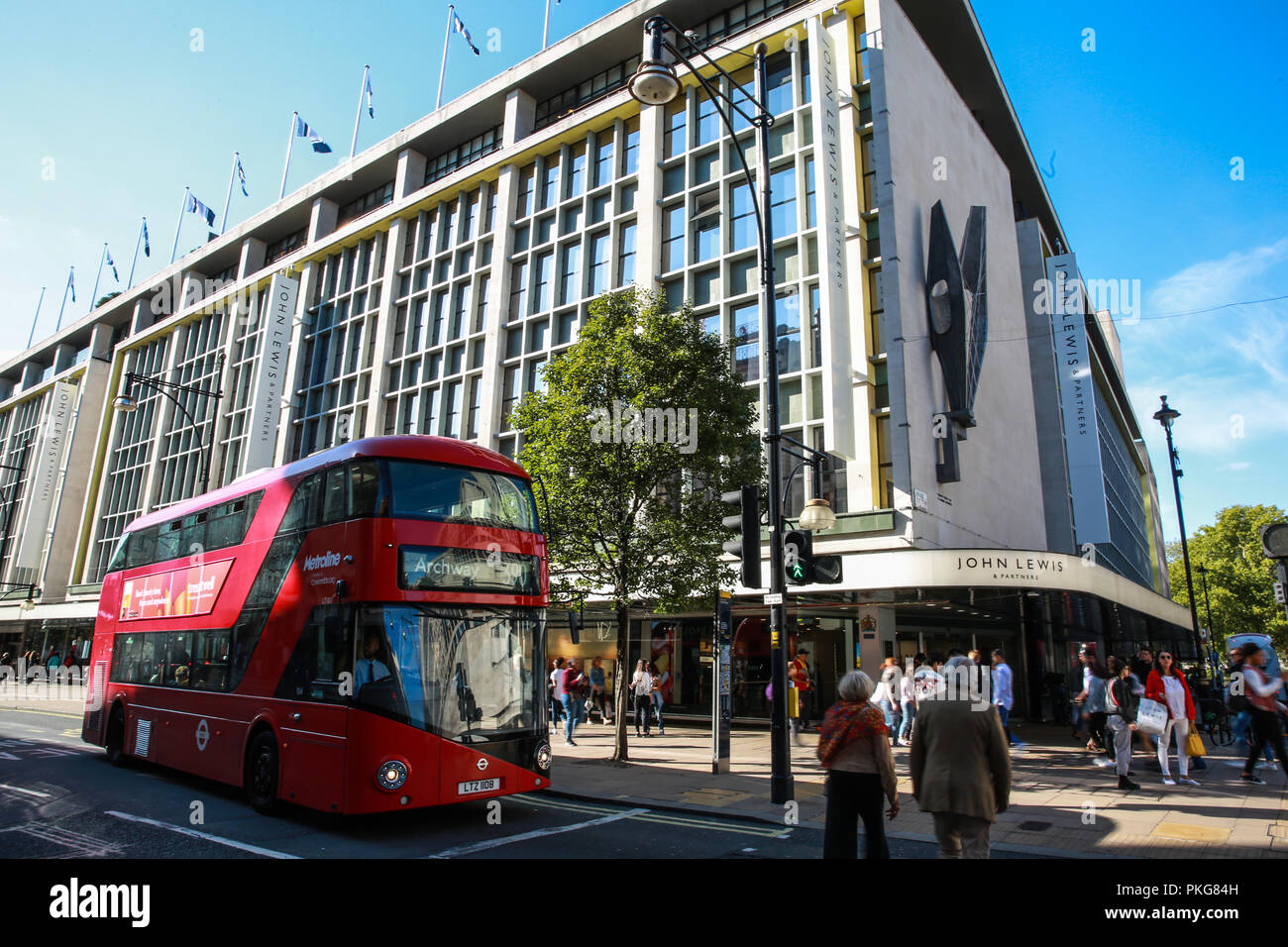 Londra, Regno Unito. Il 13 settembre 2018. Il flagship John Lewis Store in Oxford Street. John Lewis Partnership ha dichiarato un quasi 99% calo nel primo semestre profitti per il 2018 e ha accusato forti sconti dai suoi concorrenti, il costo di nuovi negozi e di incertezza in merito al risultato dei negoziati Brexit. Segretario Brexit Dominic Raab oggi ha criticato le società attribuendo risultati scadenti per Brexit. Credito: Mark Kerrison/Alamy Live News Foto Stock