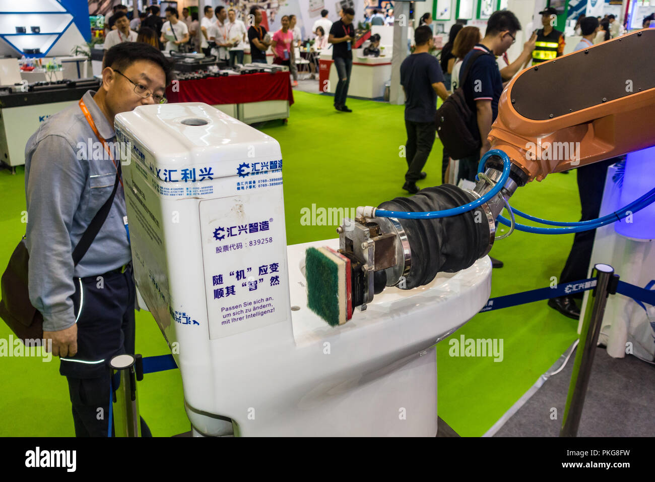 Futuro della pulizia igienica, tecnologie di automazione esporre alla Cina l'automazione e la Robotica Exhibition 2018 a Shenzhen, Cina. Foto Stock