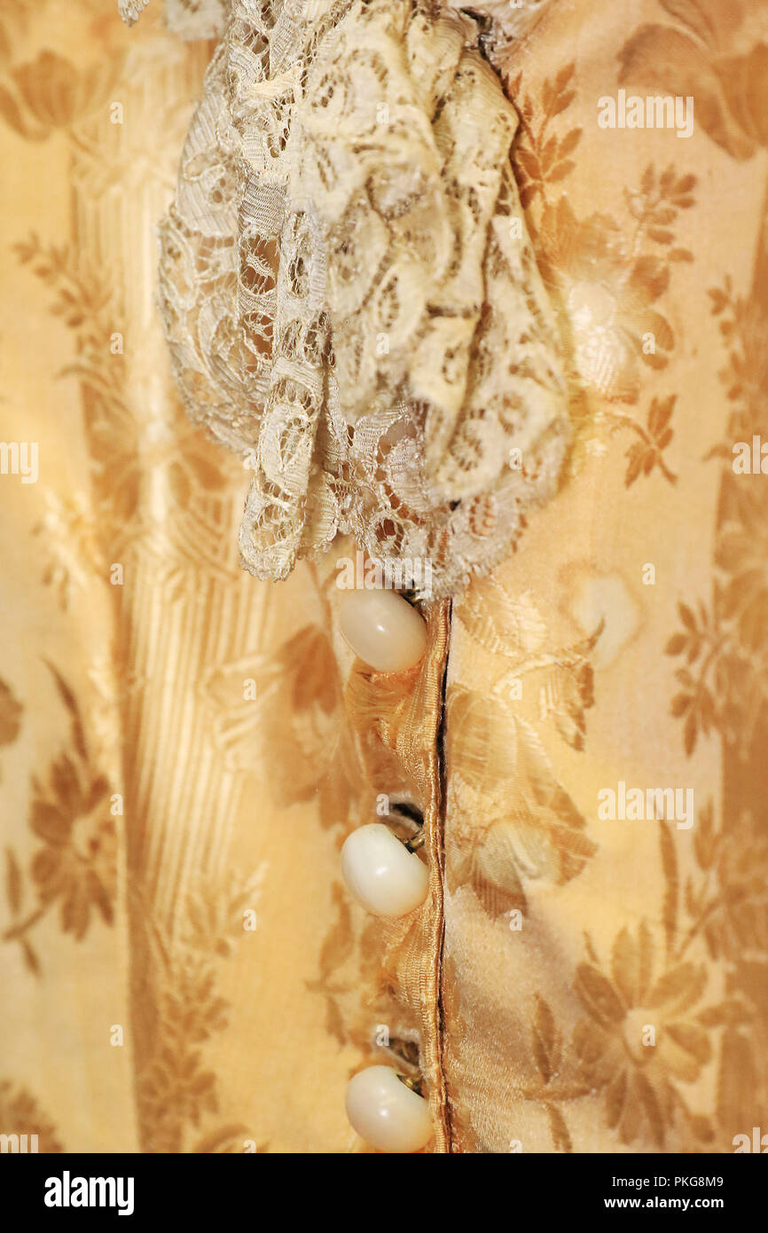 Davenport, Iowa, USA. Decimo Sep, 2018. Una particolare immagine di uno degli abiti che saranno parte del ''eroine letterarie" mostrano che apre il 13 ottobre. Perline di vetro adornano l'abito nuziale della signora Charles Ficke. Suo marito raccolte di arte che ha costituito il nucleo centrale della collezione di che cosa ora è la Figge Art Museum. Credito: Kevin E. Schmidt/Quad-City volte/Quad-City volte/ZUMA filo/Alamy Live News Foto Stock