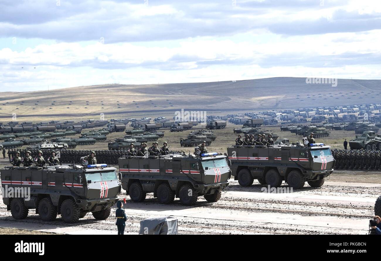 Soldati multinazionale ride in KAMAZ Typhoon Mine-Resistant, Ambush-Protected veicoli durante una revisione delle truppe a seguito della conclusione del massiccio di Vostok-2018 multi-nazionale giochi di guerra al Telemba palestre 13 Settembre 2018 vicino a Chita in Siberia orientale, Russia. Foto Stock