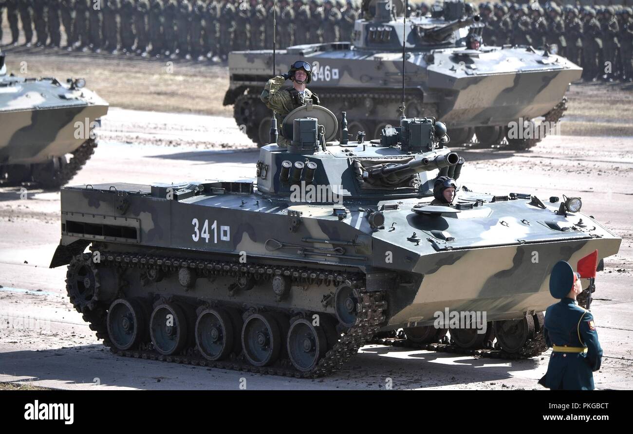 Soldati russi in BTR-80 corazzato vettori personale di salute nel corso di una revisione delle truppe a seguito della conclusione del massiccio di Vostok-2018 multi-nazionale giochi di guerra al Telemba palestre 13 Settembre 2018 vicino a Chita in Siberia orientale, Russia. Foto Stock