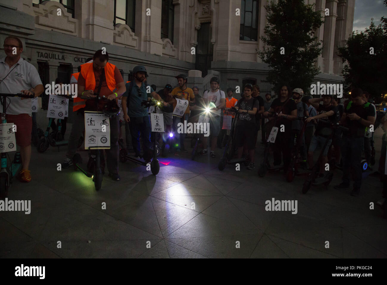 Madrid, Spagna. Xiii Sep, 2018. La gente vede con manifesti sui loro scooter mentre le spie lampeggianti durante la protesta.Dopo la decisione del consiglio di città di Madrid a vietare la scooter elettrici e altri veicoli personali dal centro della città, gli utenti sono venuti insieme per eseguire un marzo a favore dell'uso sostenibile di veicoli nel centro della citta'. Credito: Lito Lizana/SOPA Immagini/ZUMA filo/Alamy Live News Foto Stock